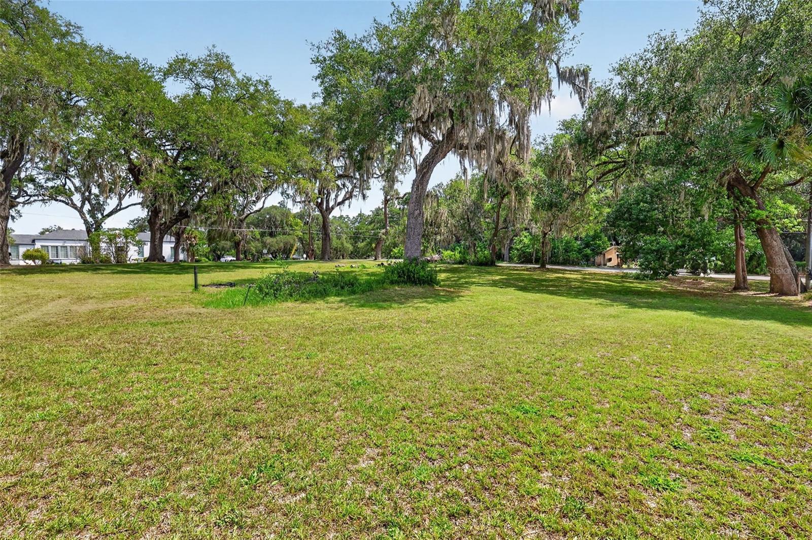 LADY LAKE - Commercial Sale