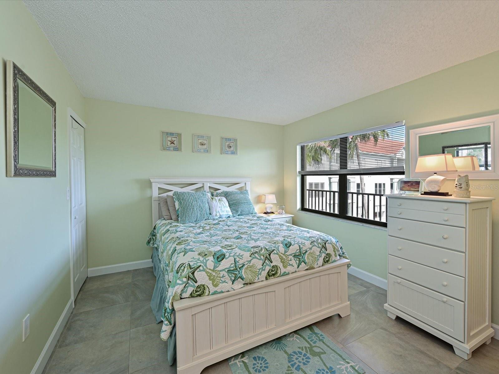RIVER YACHT & RACQUET CLUB - Residential