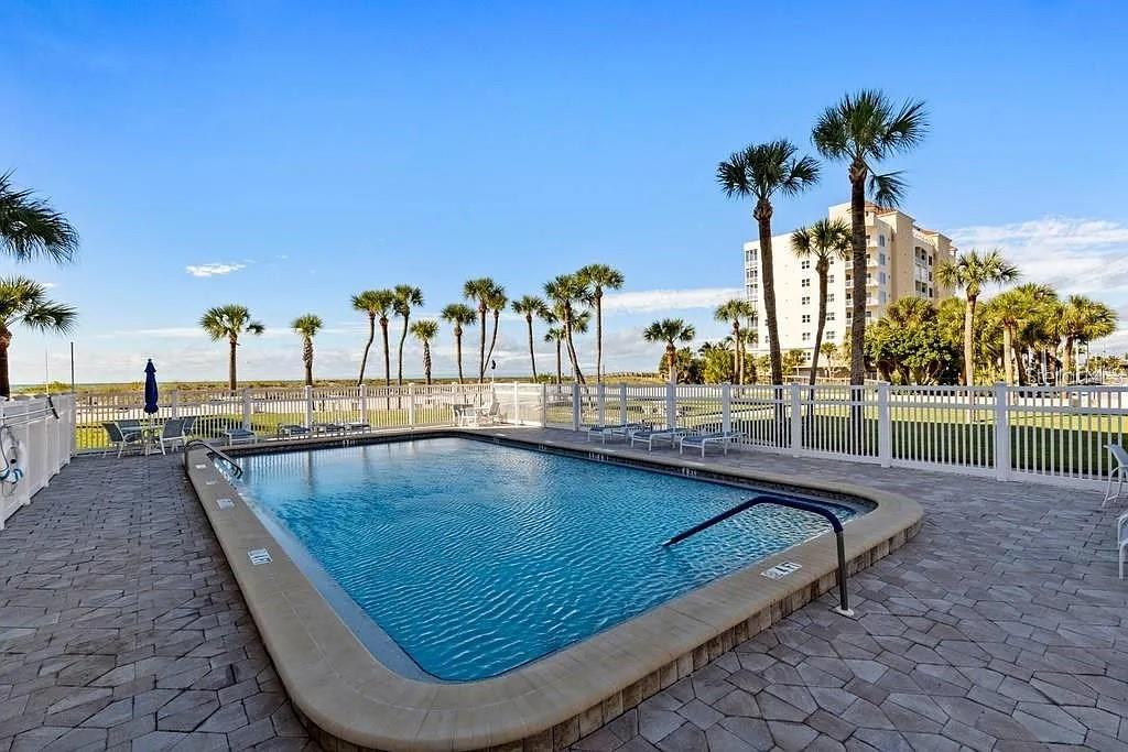 GULF TWIN TOWERS - Residential