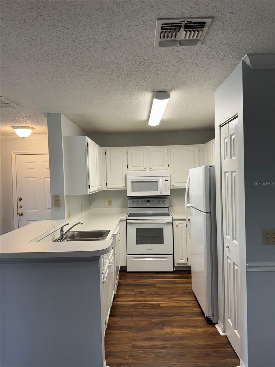 VILLAS AT LAKESIDE A CONDO - Residential Lease