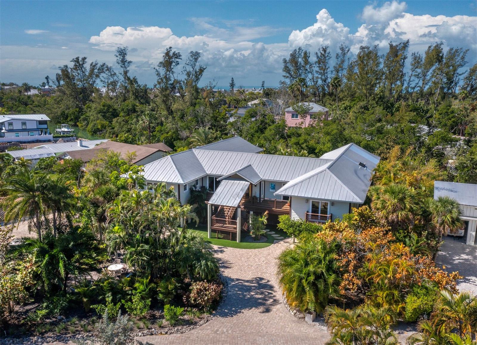 LANDS END - Residential