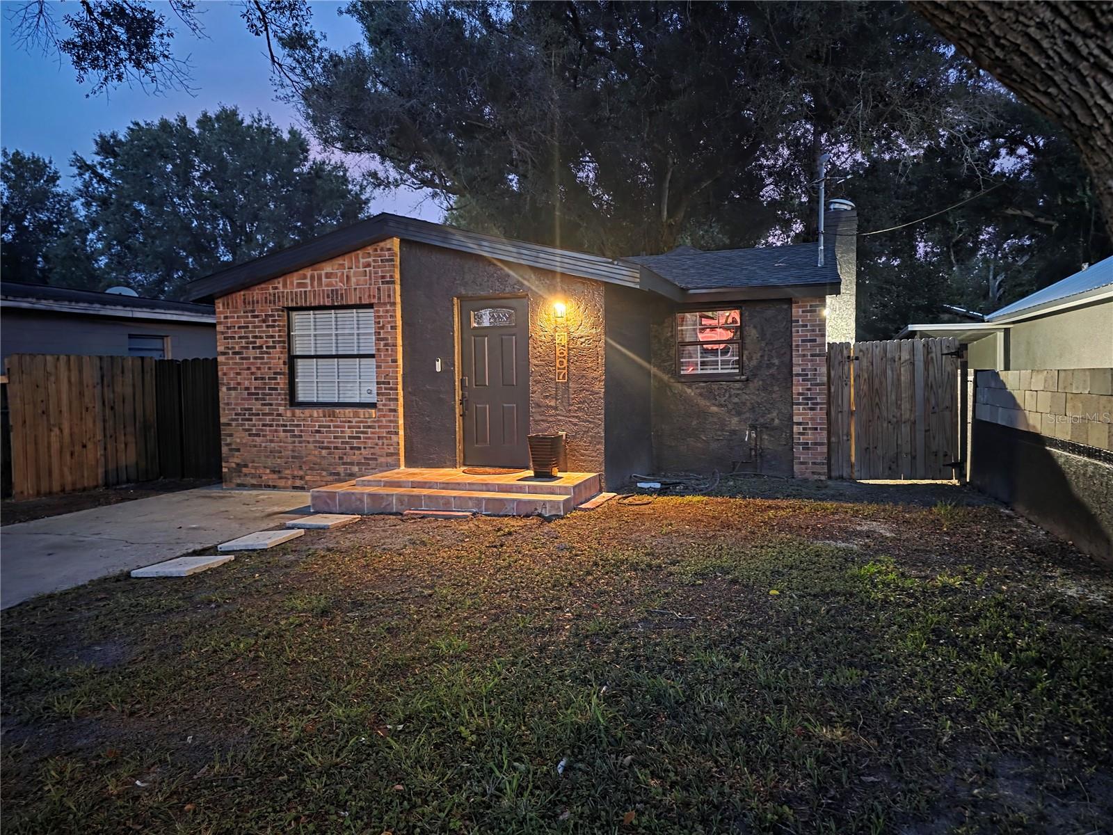 Contemporary home with excellent rental and investment potential!
This modern property features a unique and stylish dark exterior facade that offers great curb appeal. Inside, you will find an optimized open floor plan where natural light highlights the high-quality finishes and attention to detail throughout. Designed with versatility in mind, the layout is ideal as a primary residence or an income-generating property. Its modern design and strategic Tampa location make it an ideal option for short-term rentals on platforms like Airbnb. An excellent opportunity for buyers looking for design, functionality, and location. Schedule your tour today!