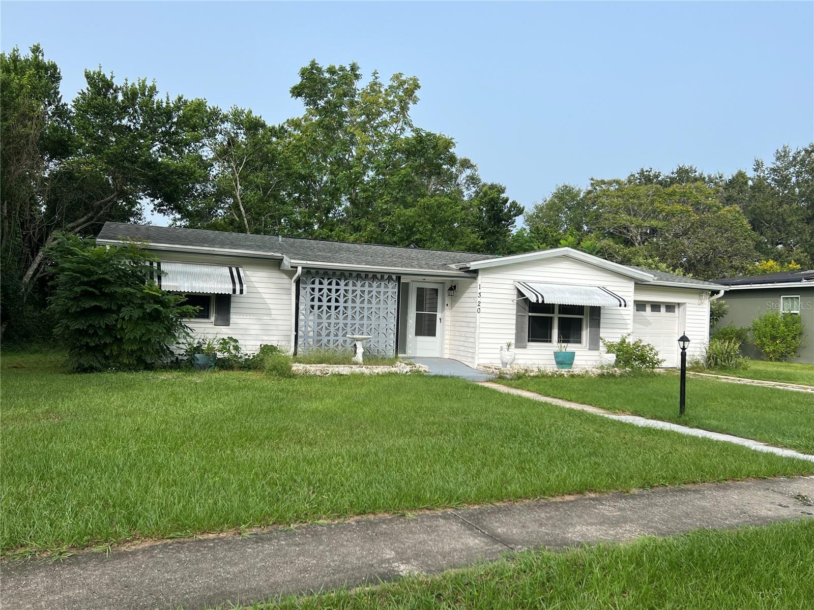 Welcome to this beautiful 2 bedroom, 2 bathroom home with 1 car garage!
Close to I-4, shopping, dining, and less than an hour to the beach and also to Orlando!
Stainless Steel Kitchen Appliance Package!
Ceiling Fans in Bedrooms, Kitchen and Living Room!
Garage Opener!
Walk-In Closet in Master!
New A/C (2023)!
Fully-Fenced Back yard!
Application fee is $50 per adult on the lease.