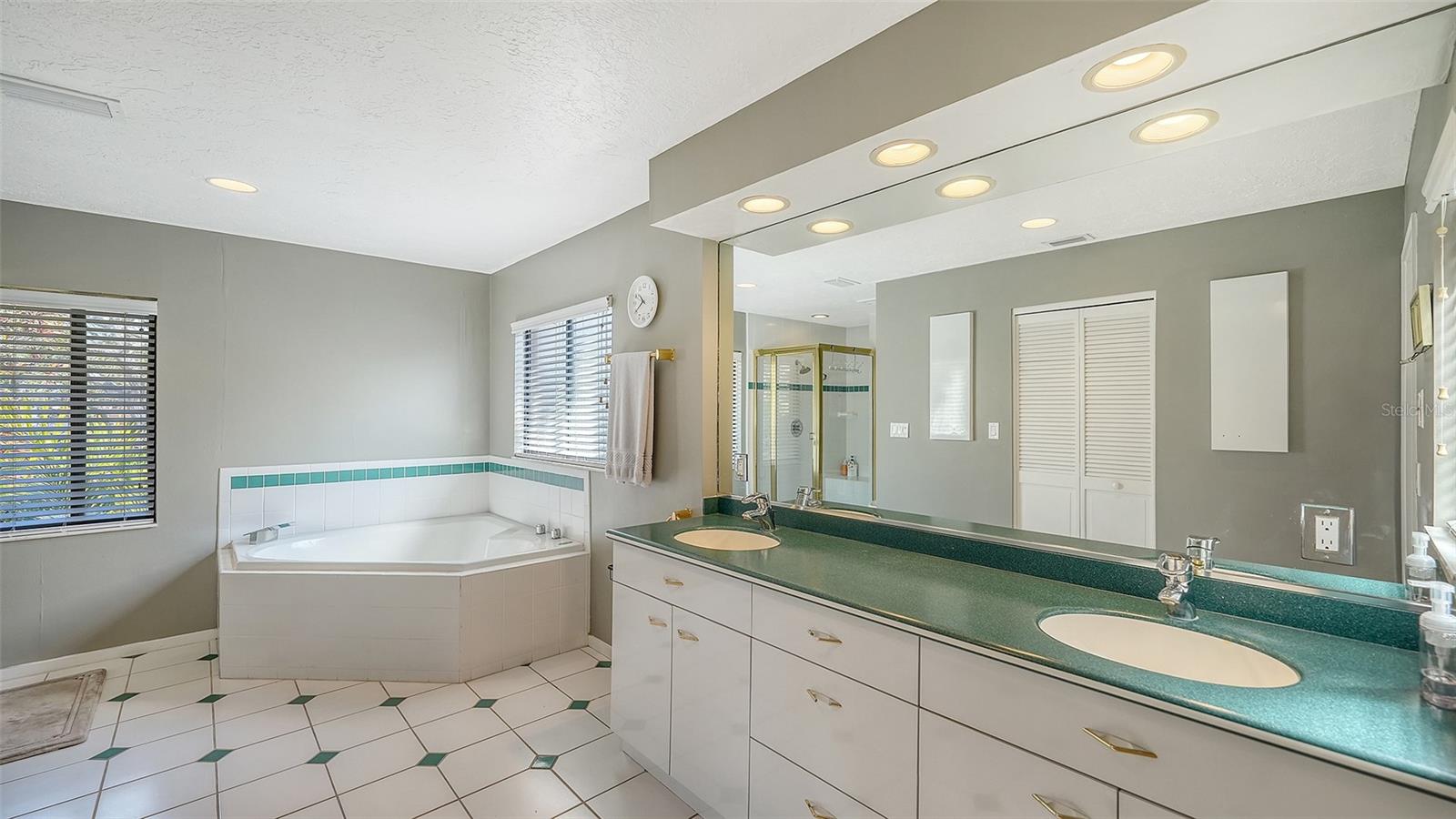 BAY ISLES - Residential