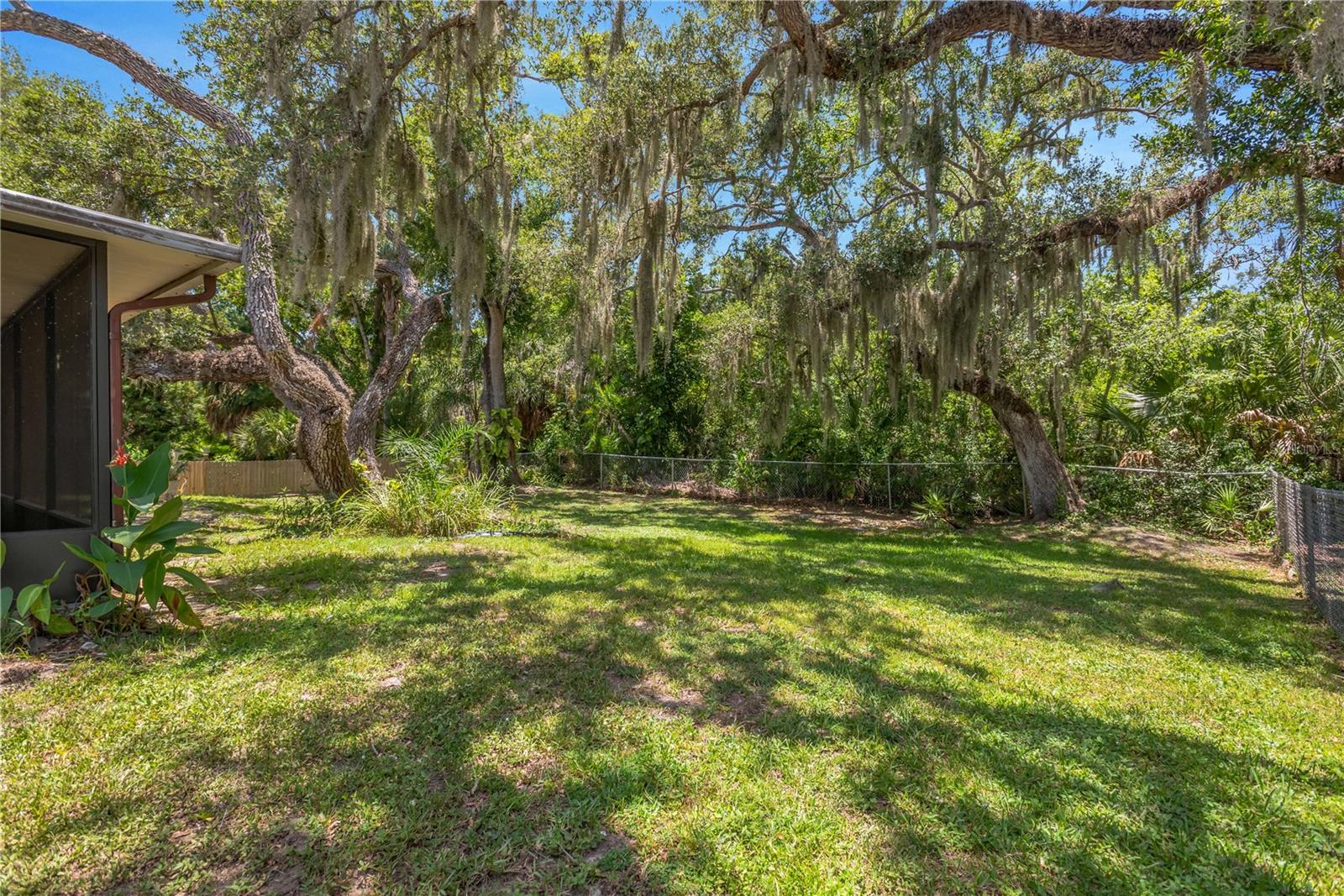 WHISPERING OAKS - Residential