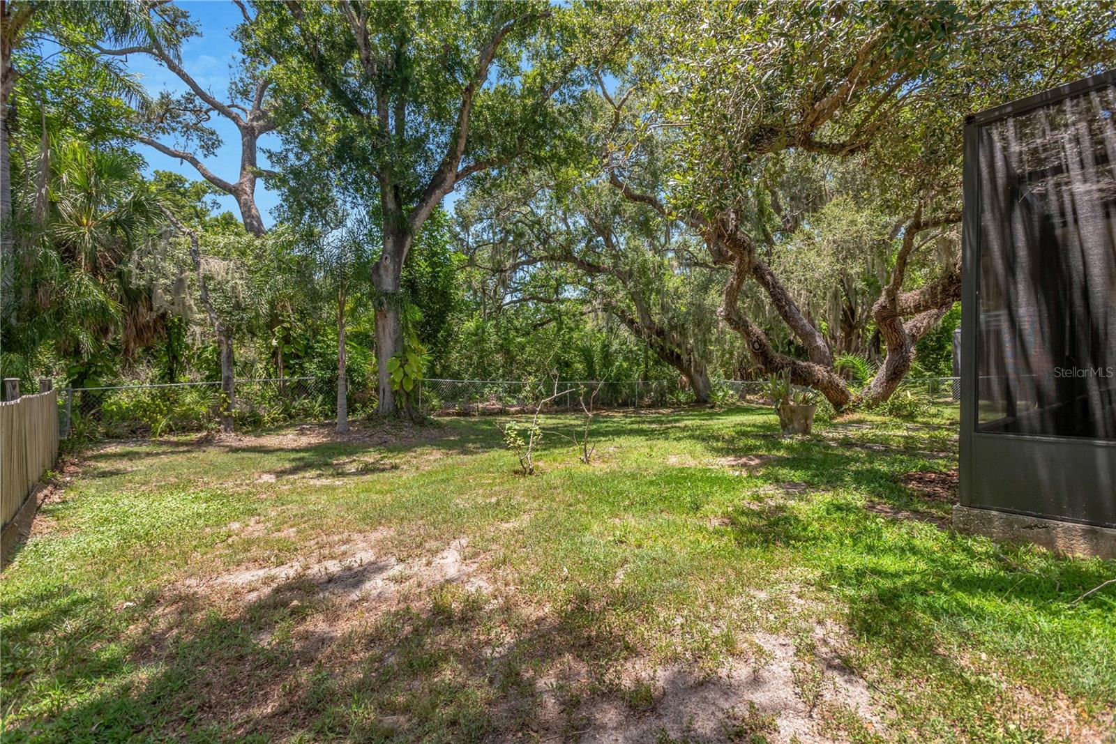 WHISPERING OAKS - Residential