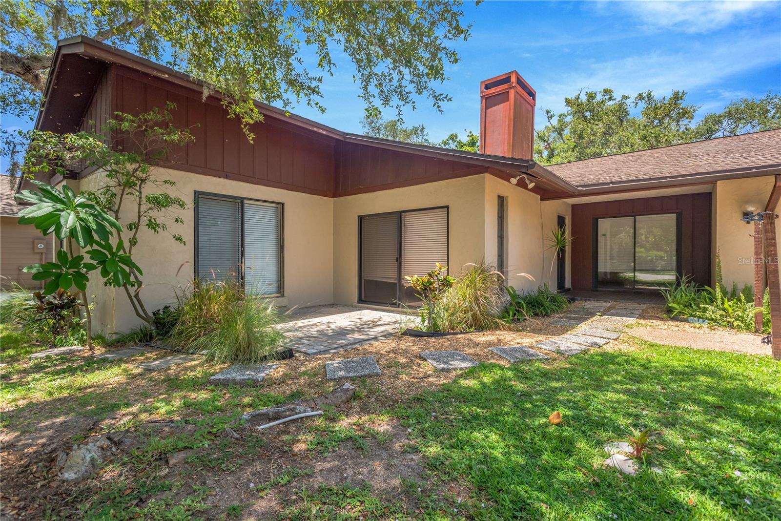 WHISPERING OAKS - Residential