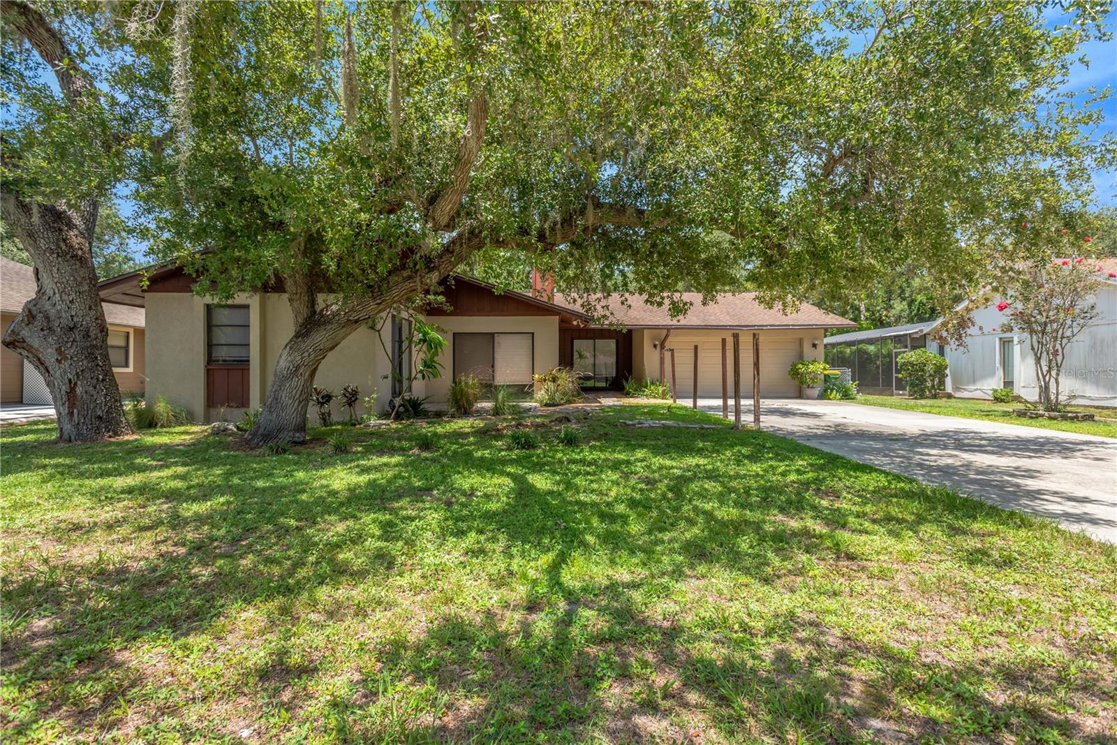 WHISPERING OAKS - Residential