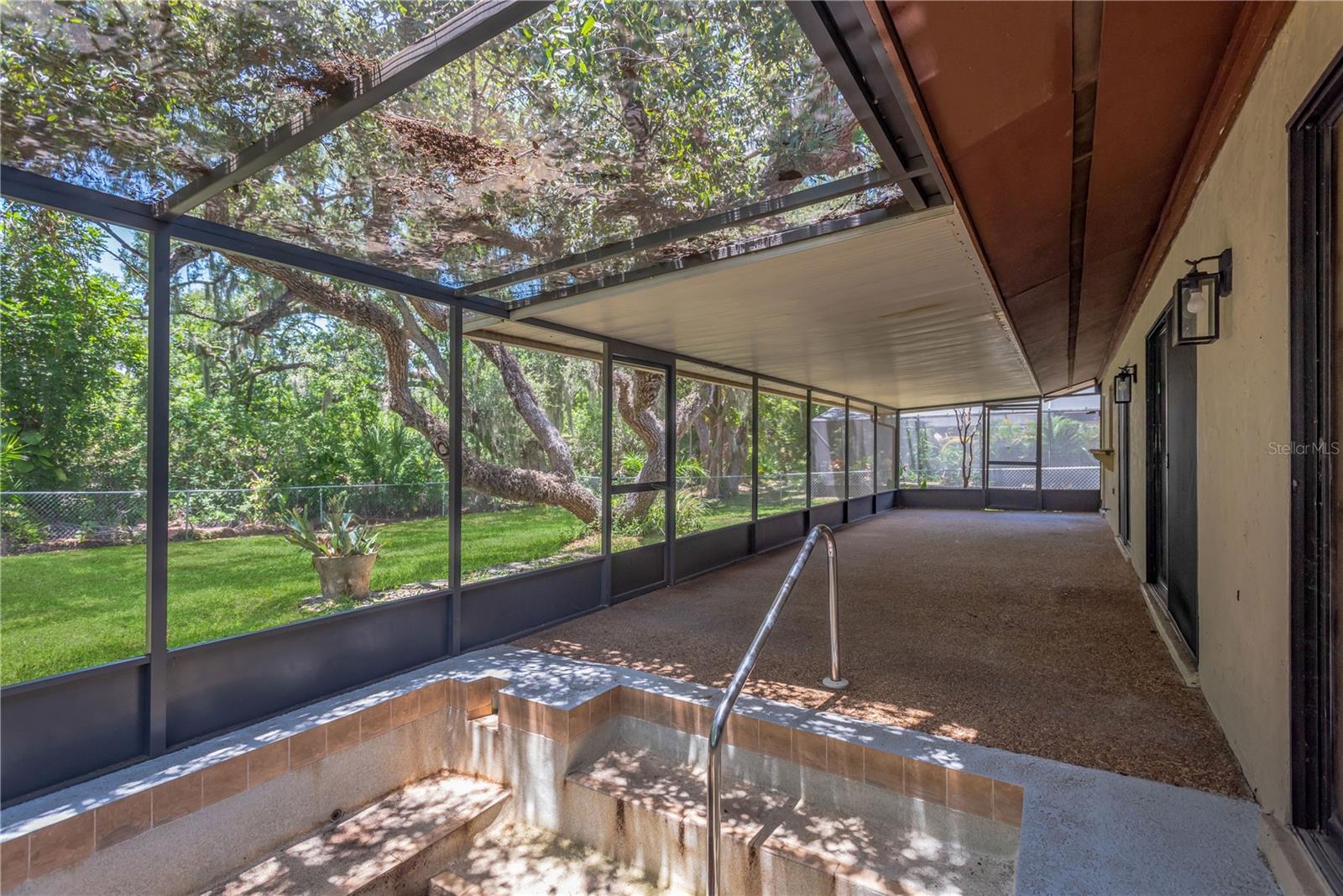 WHISPERING OAKS - Residential