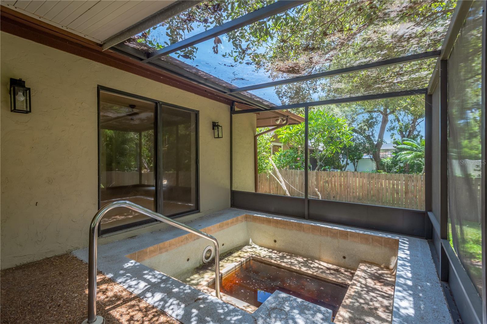 WHISPERING OAKS - Residential