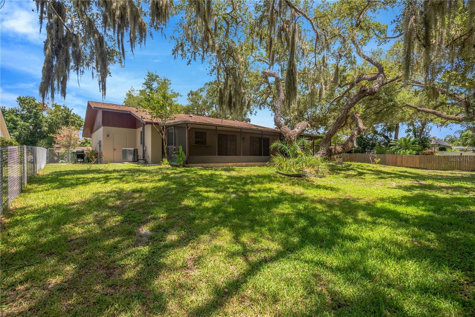 WHISPERING OAKS - Residential