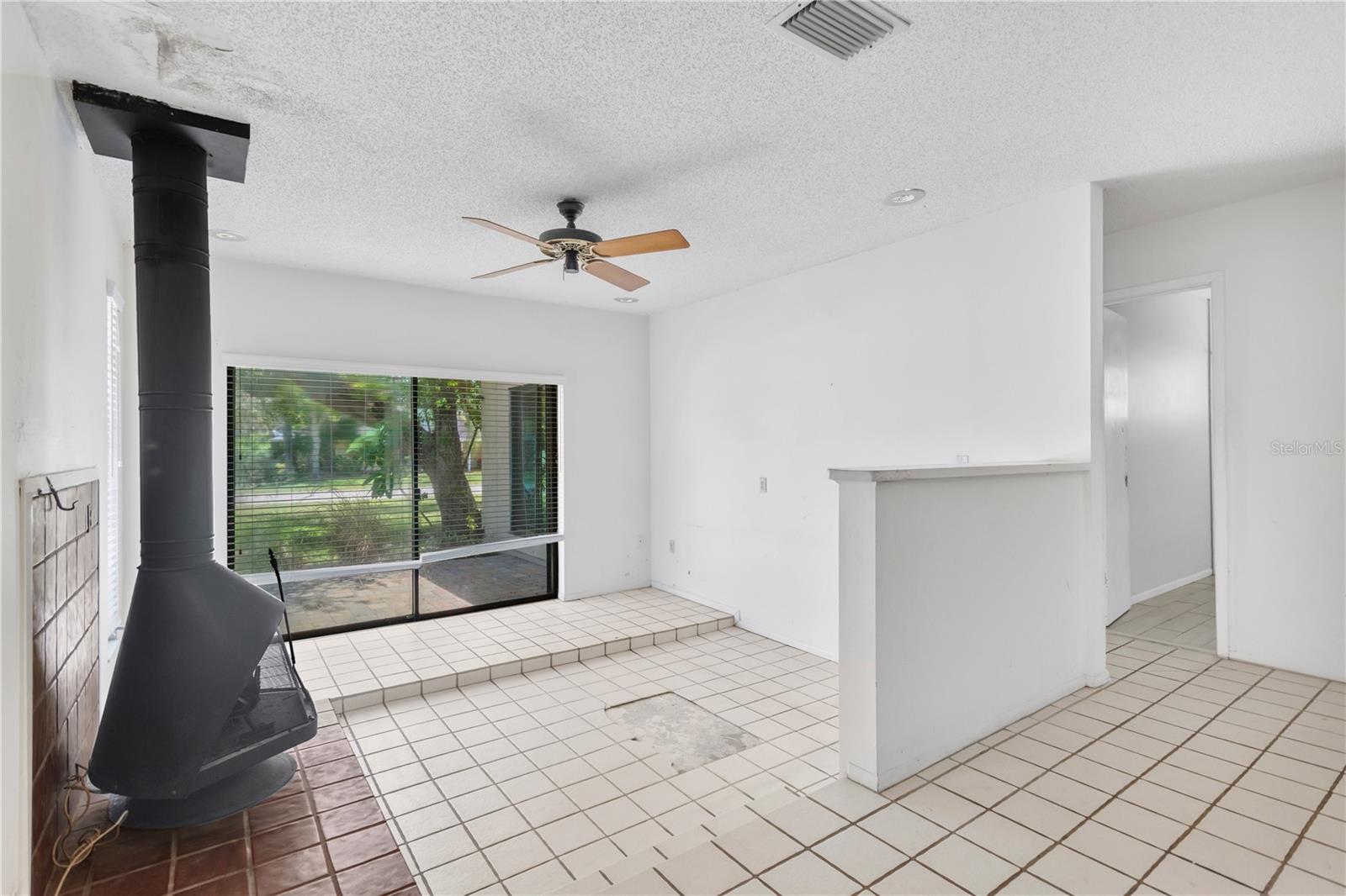 WHISPERING OAKS - Residential