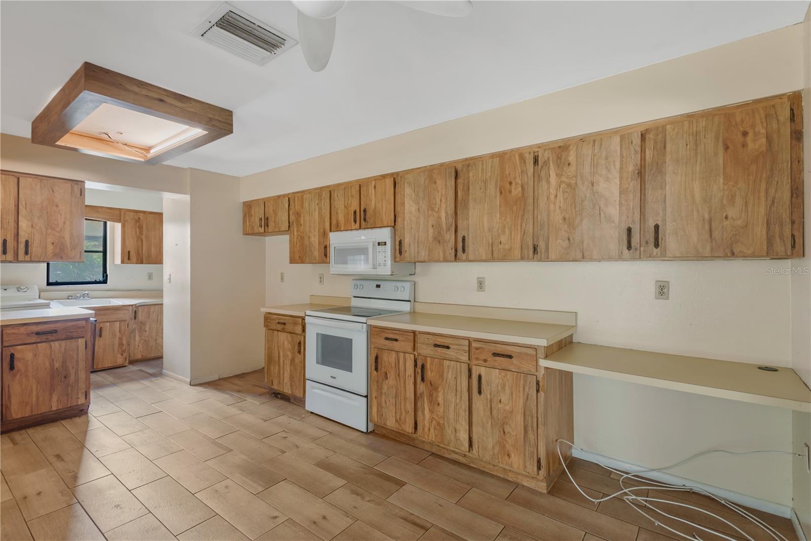 WHISPERING OAKS - Residential