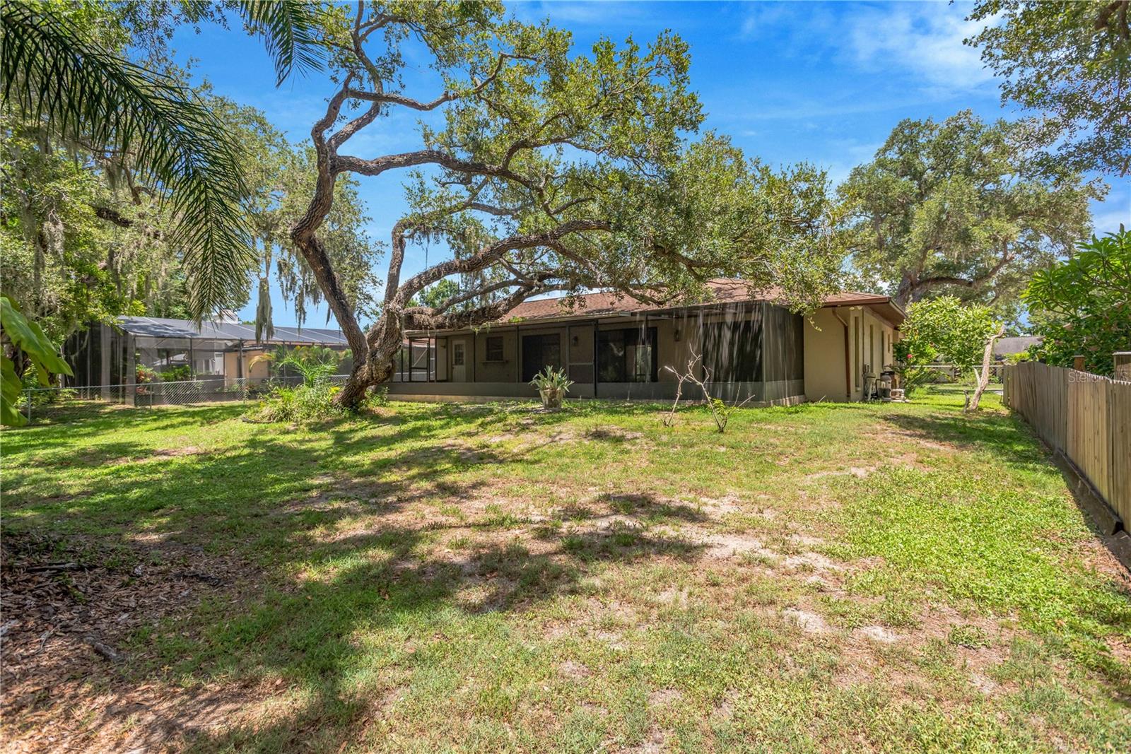 WHISPERING OAKS - Residential