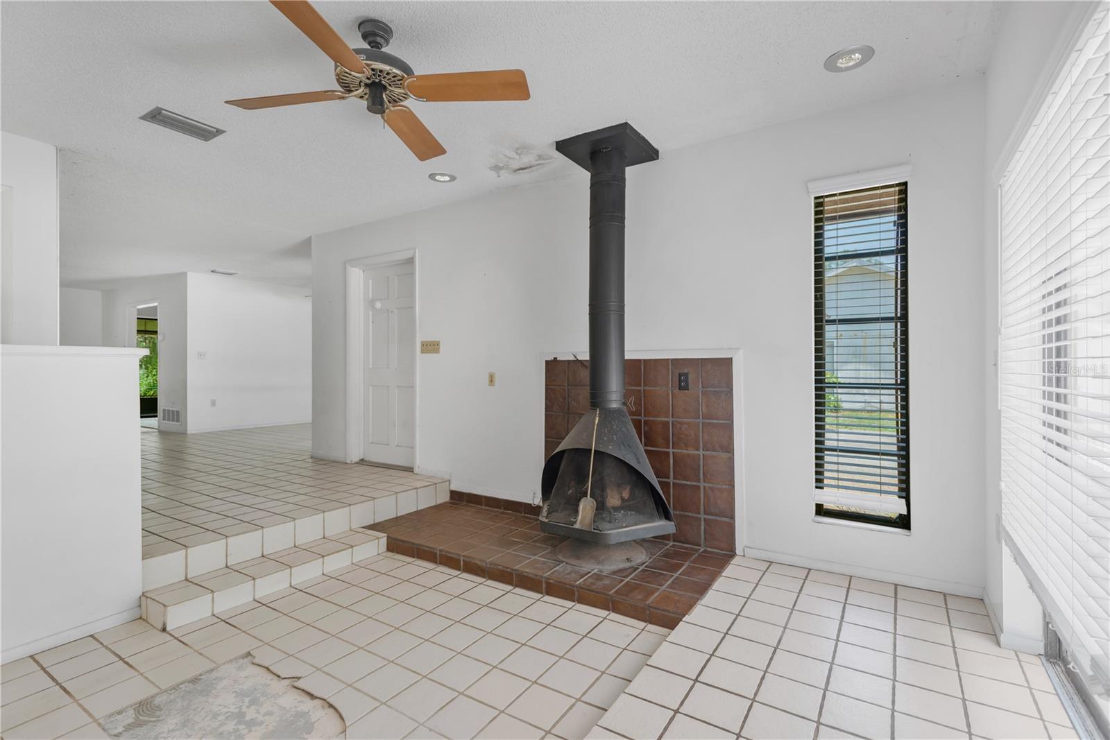WHISPERING OAKS - Residential