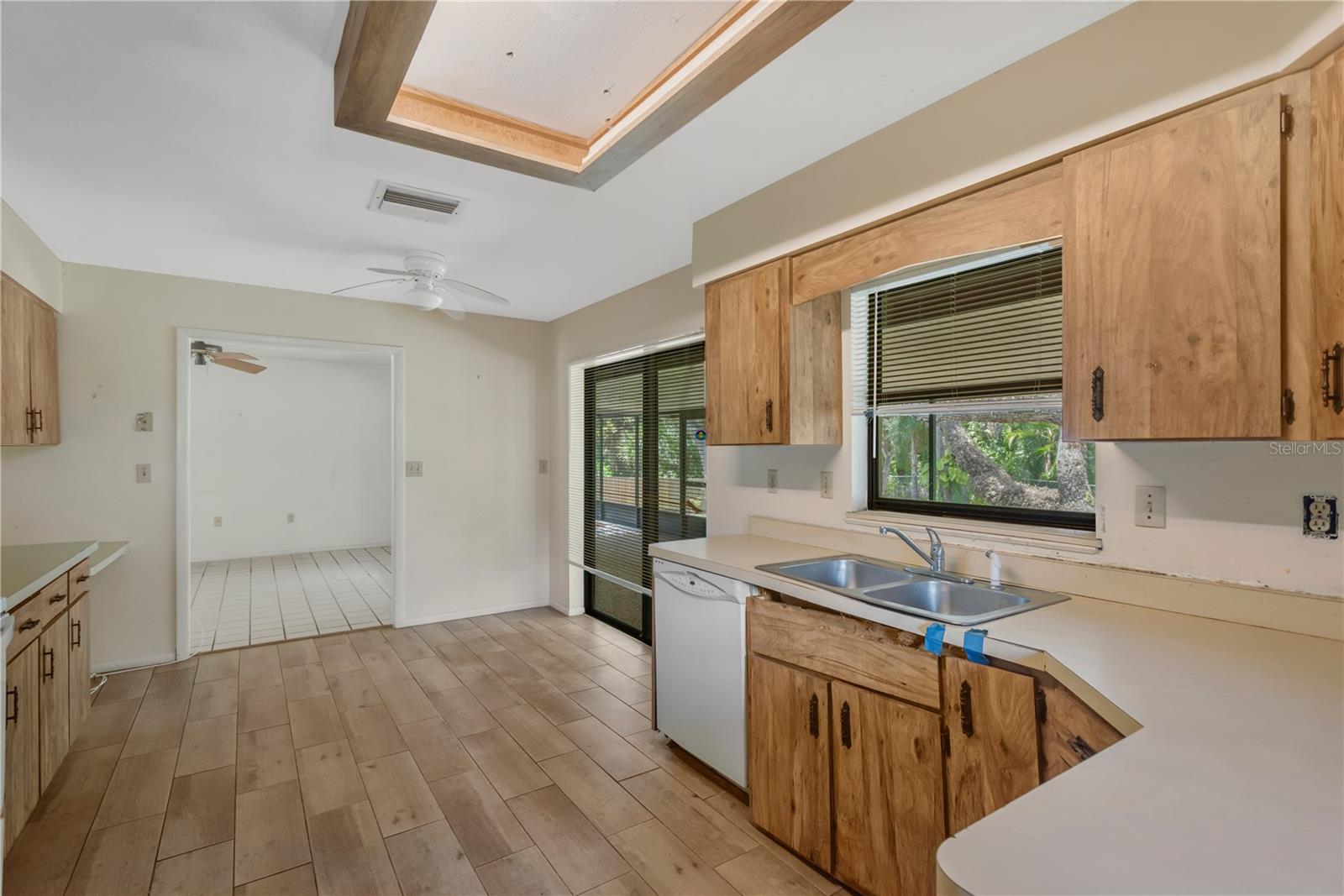 WHISPERING OAKS - Residential