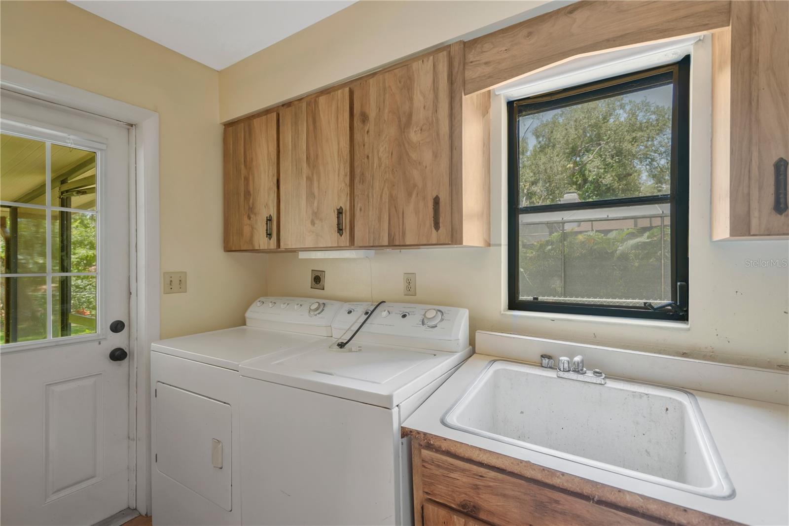WHISPERING OAKS - Residential