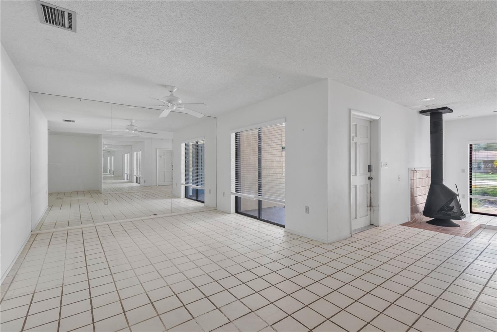 WHISPERING OAKS - Residential
