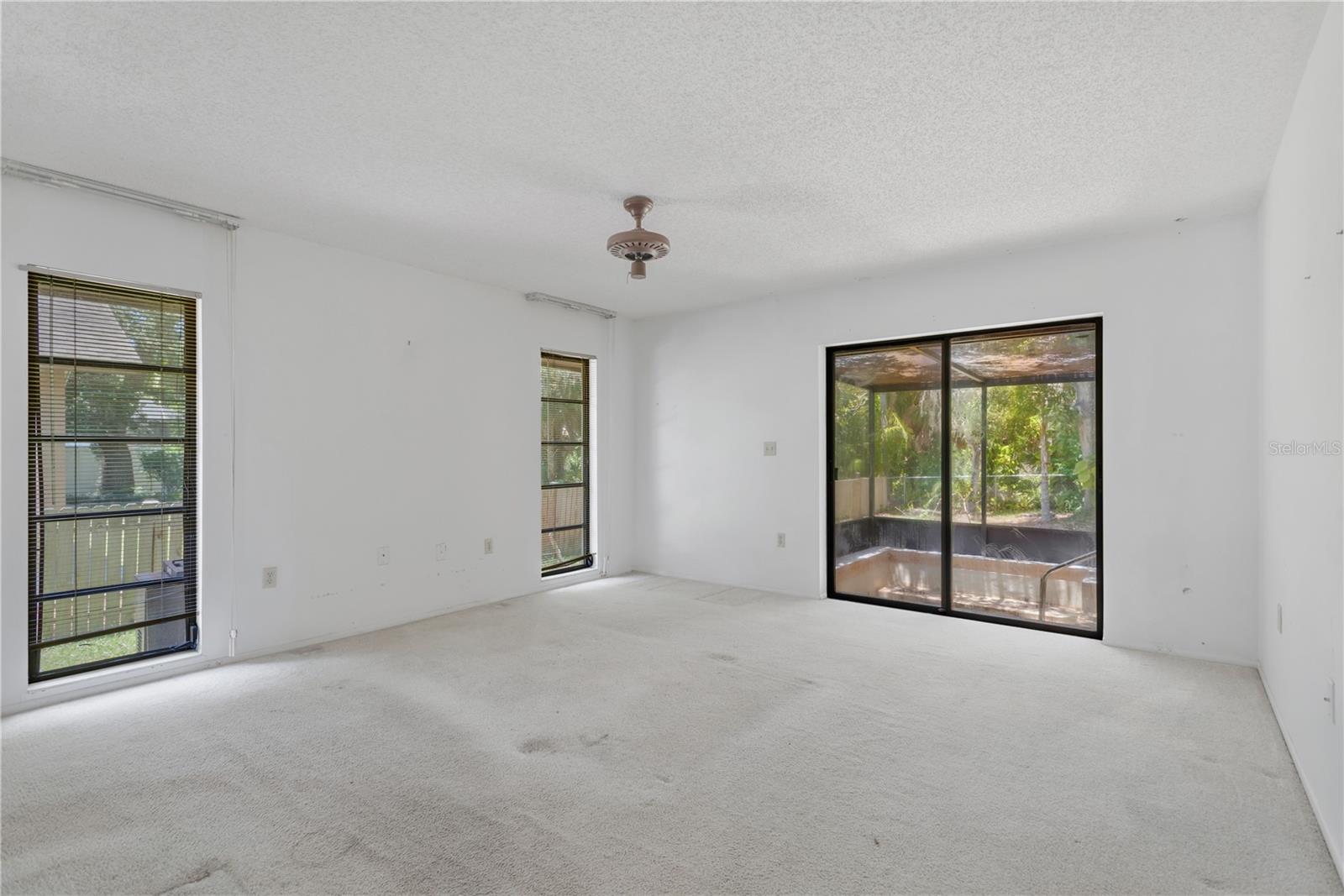 WHISPERING OAKS - Residential