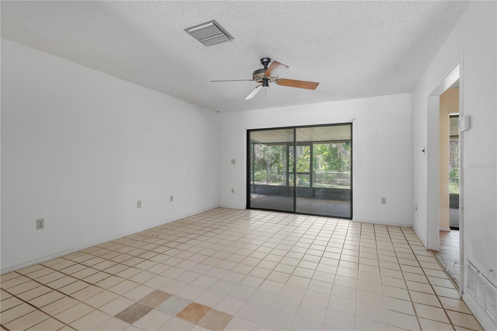 WHISPERING OAKS - Residential