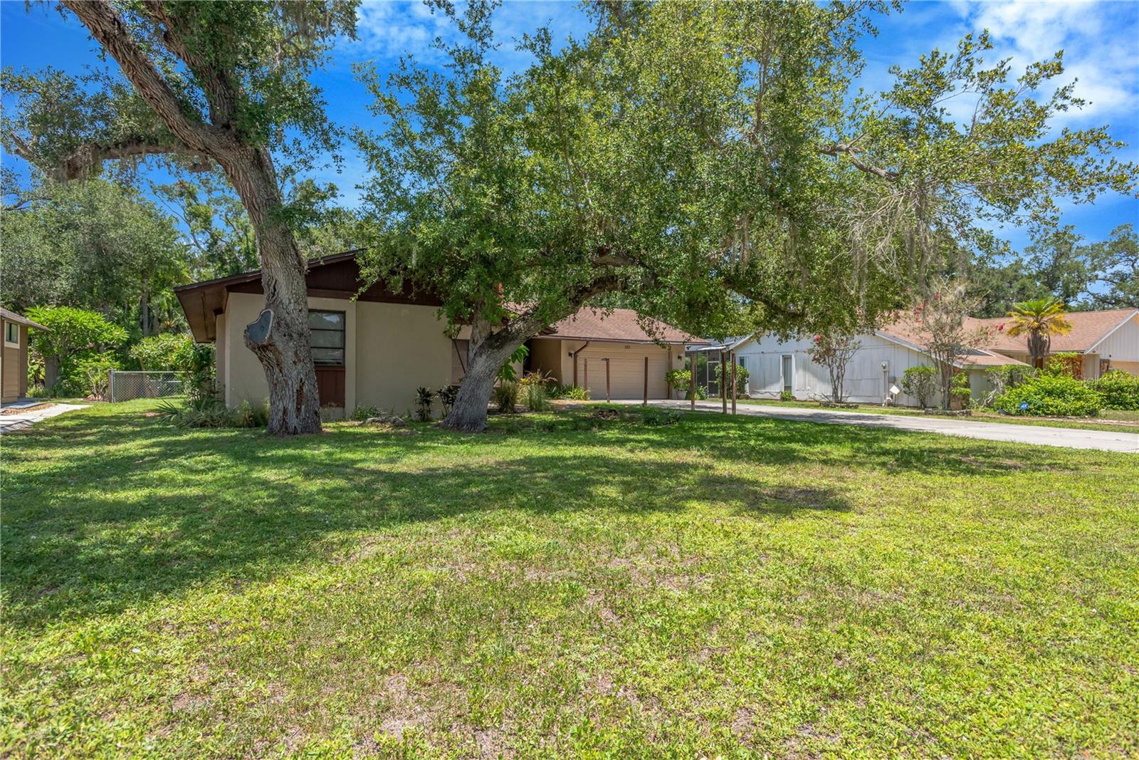 WHISPERING OAKS - Residential