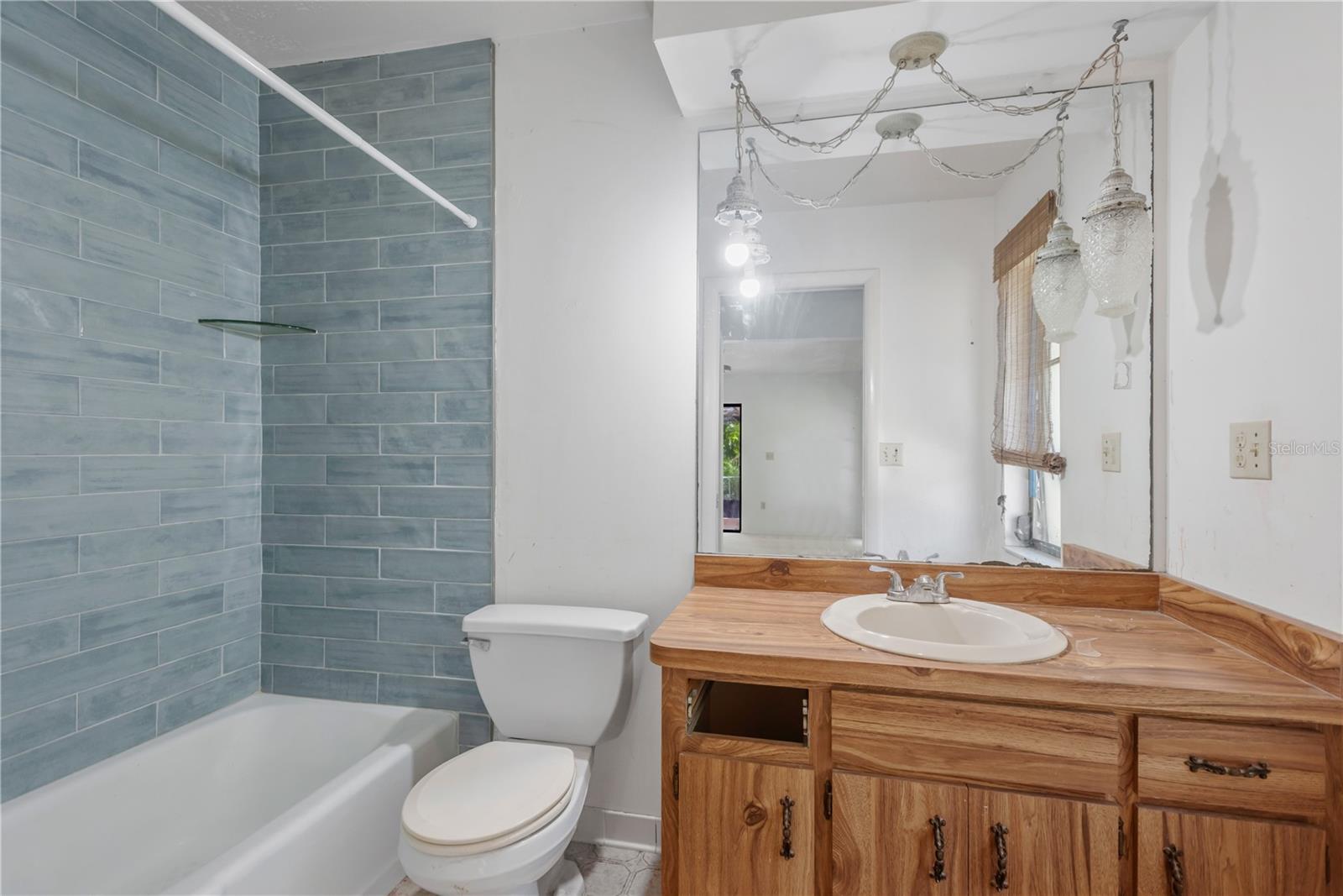 WHISPERING OAKS - Residential
