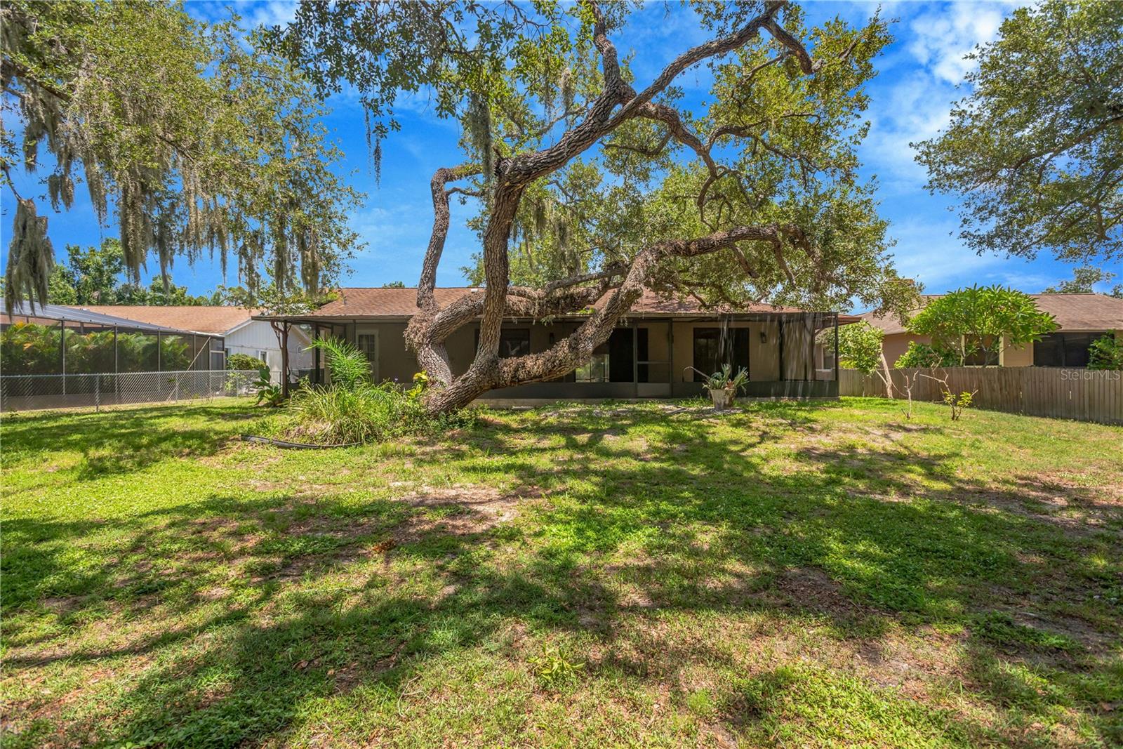 WHISPERING OAKS - Residential