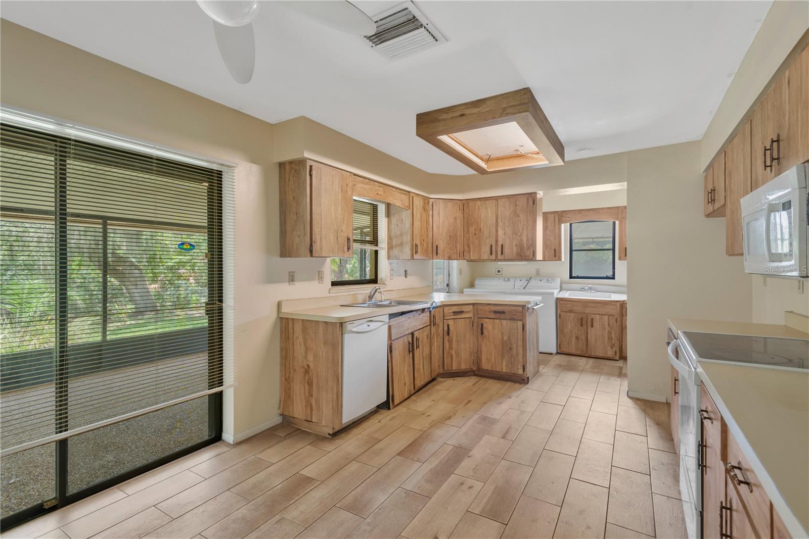 WHISPERING OAKS - Residential
