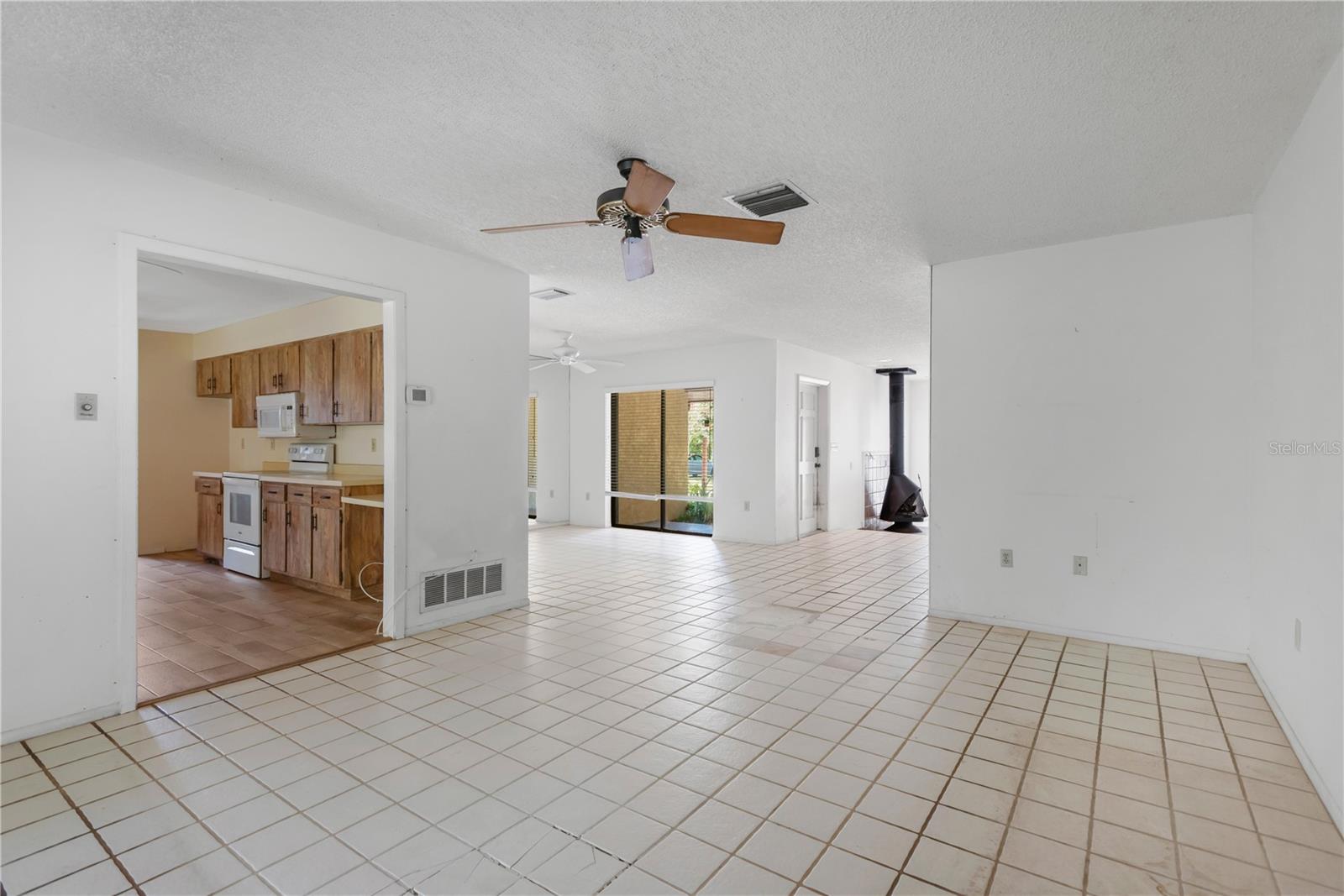 WHISPERING OAKS - Residential