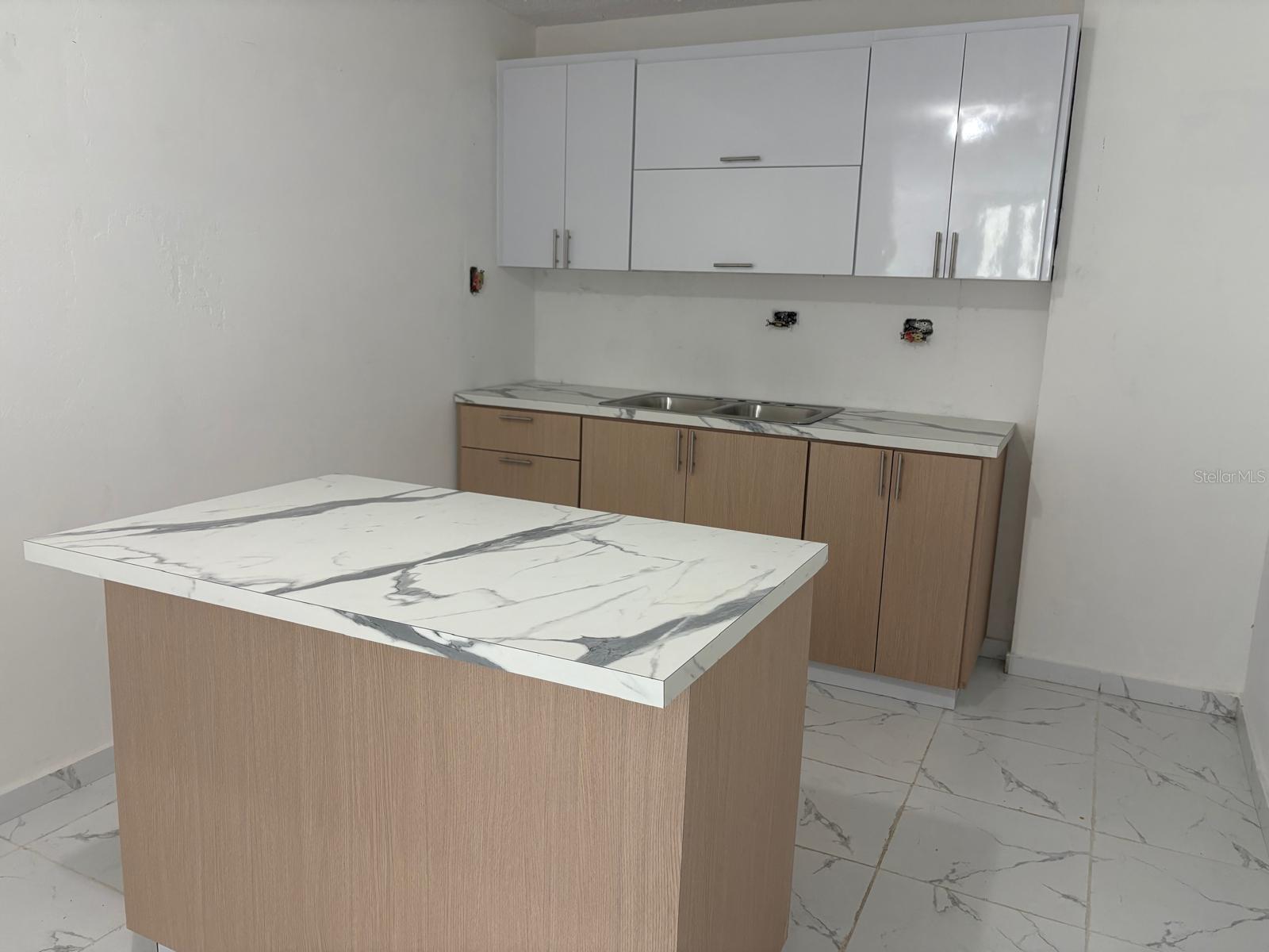URB. LA CUMBRE, BARRIO MONACILLOS, SAN JUAN, PR - Residential
