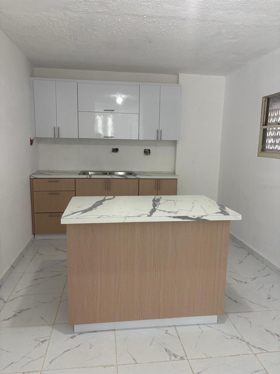 URB. LA CUMBRE, BARRIO MONACILLOS, SAN JUAN, PR - Residential