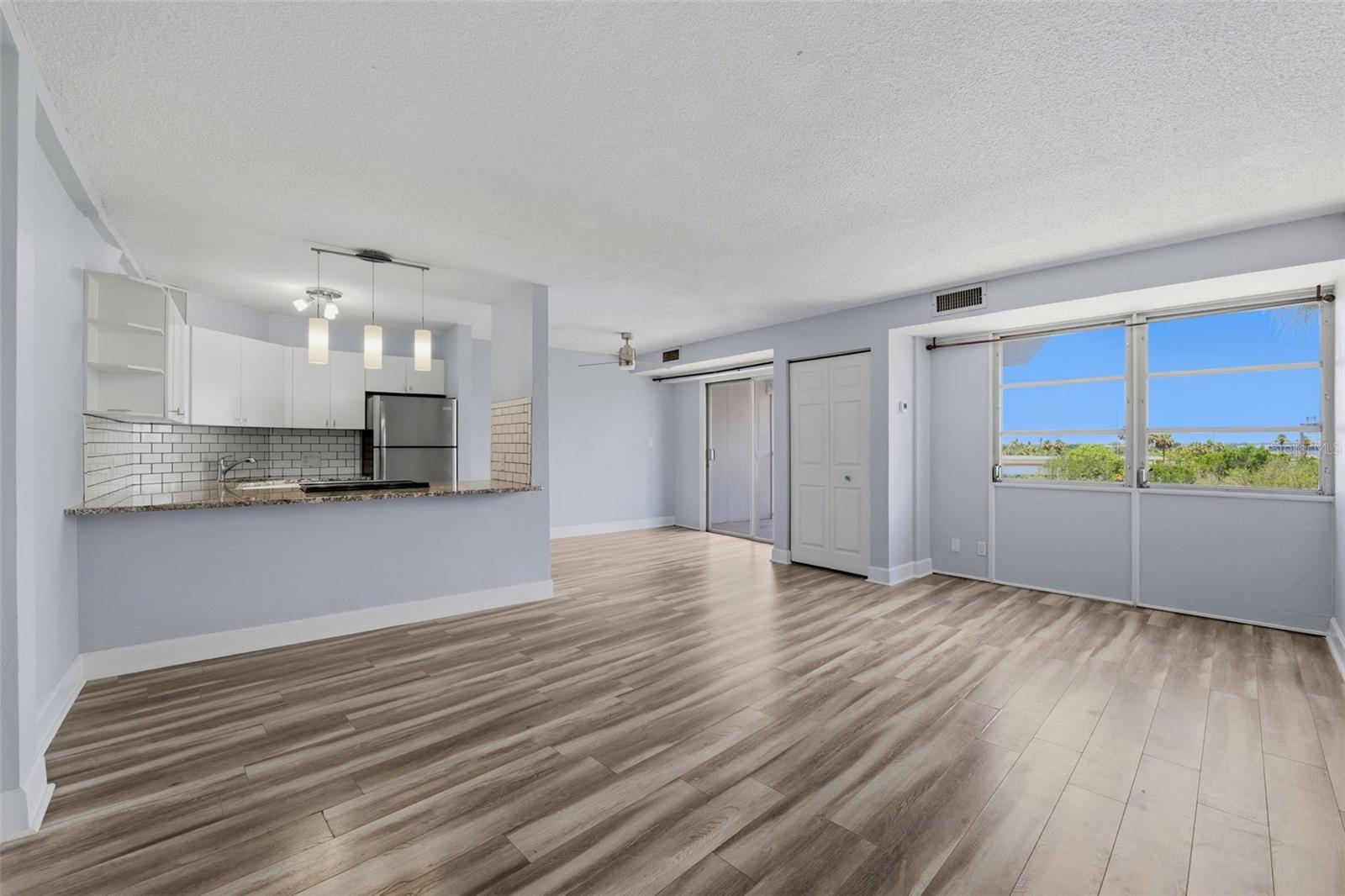 WAVE THE CONDO - Residential
