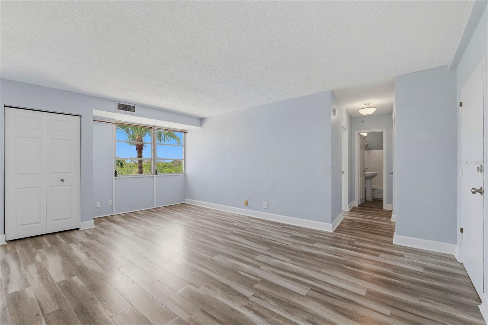 WAVE THE CONDO - Residential