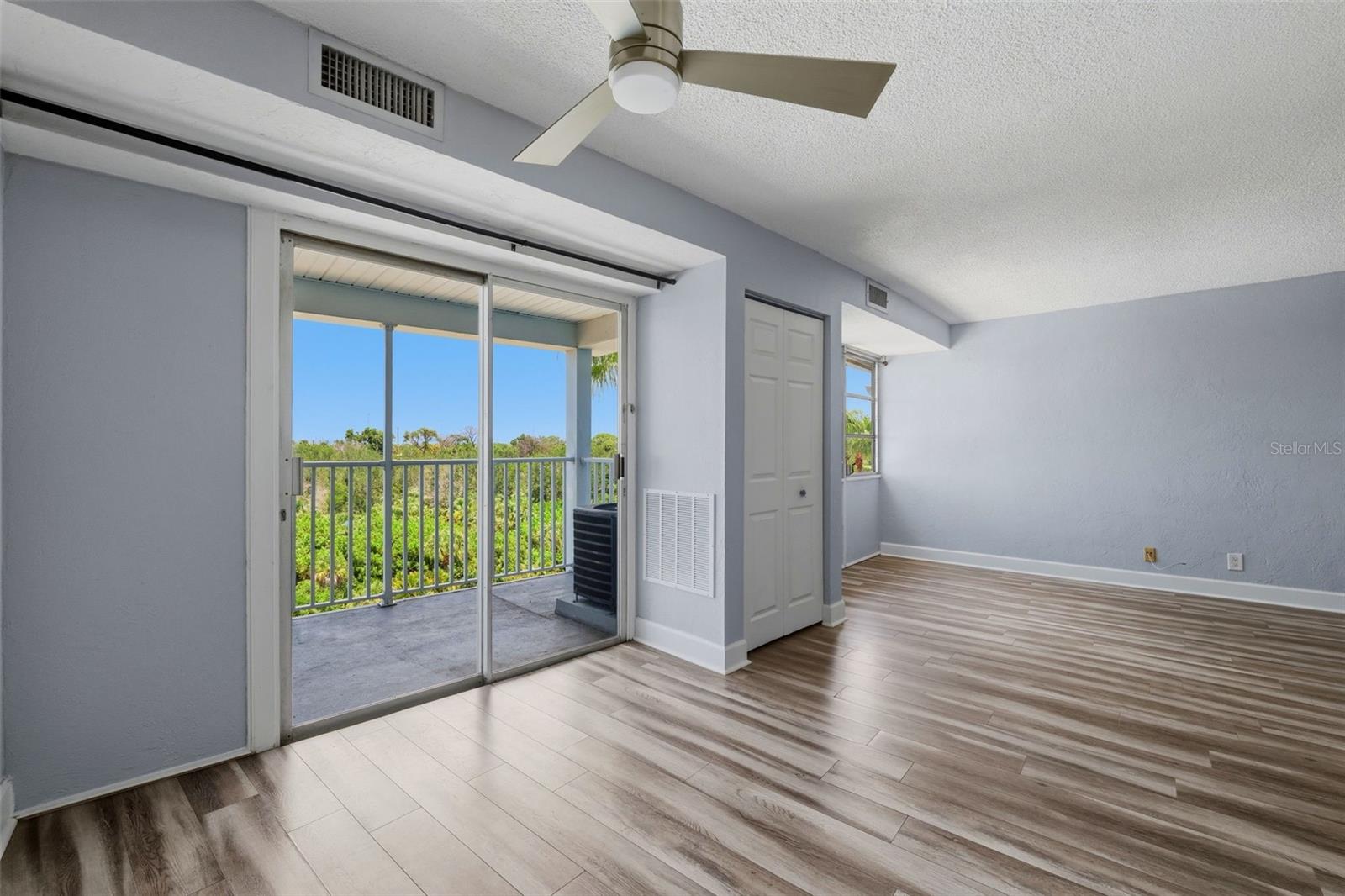 WAVE THE CONDO - Residential