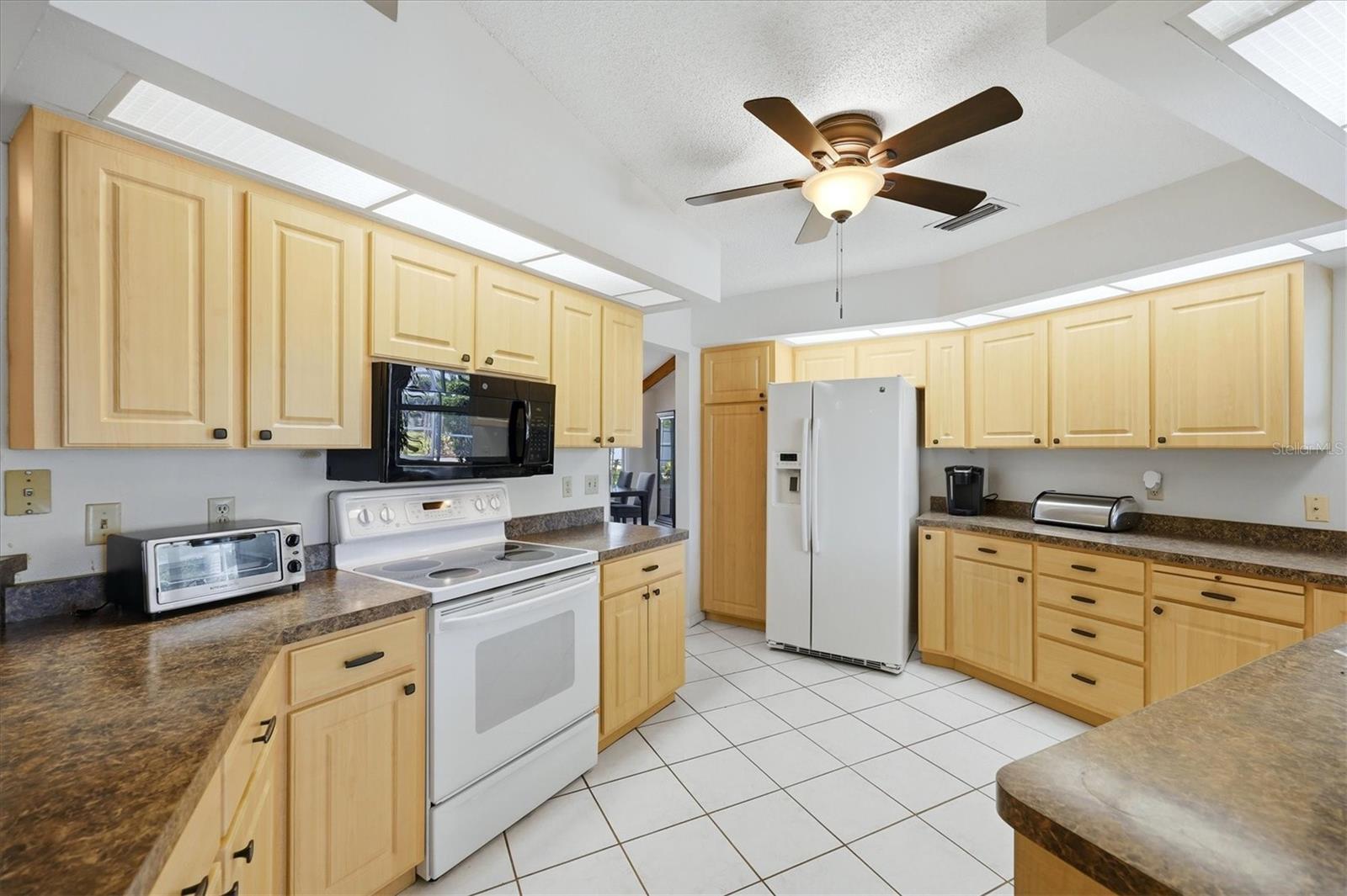 COUNTRY LAKES - Residential