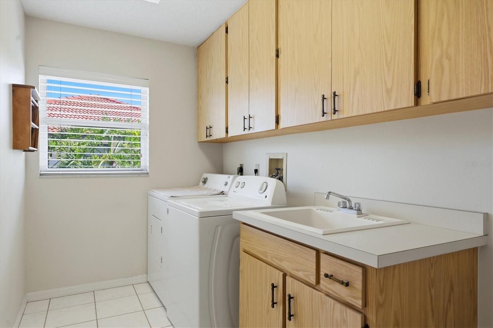 COUNTRY LAKES - Residential