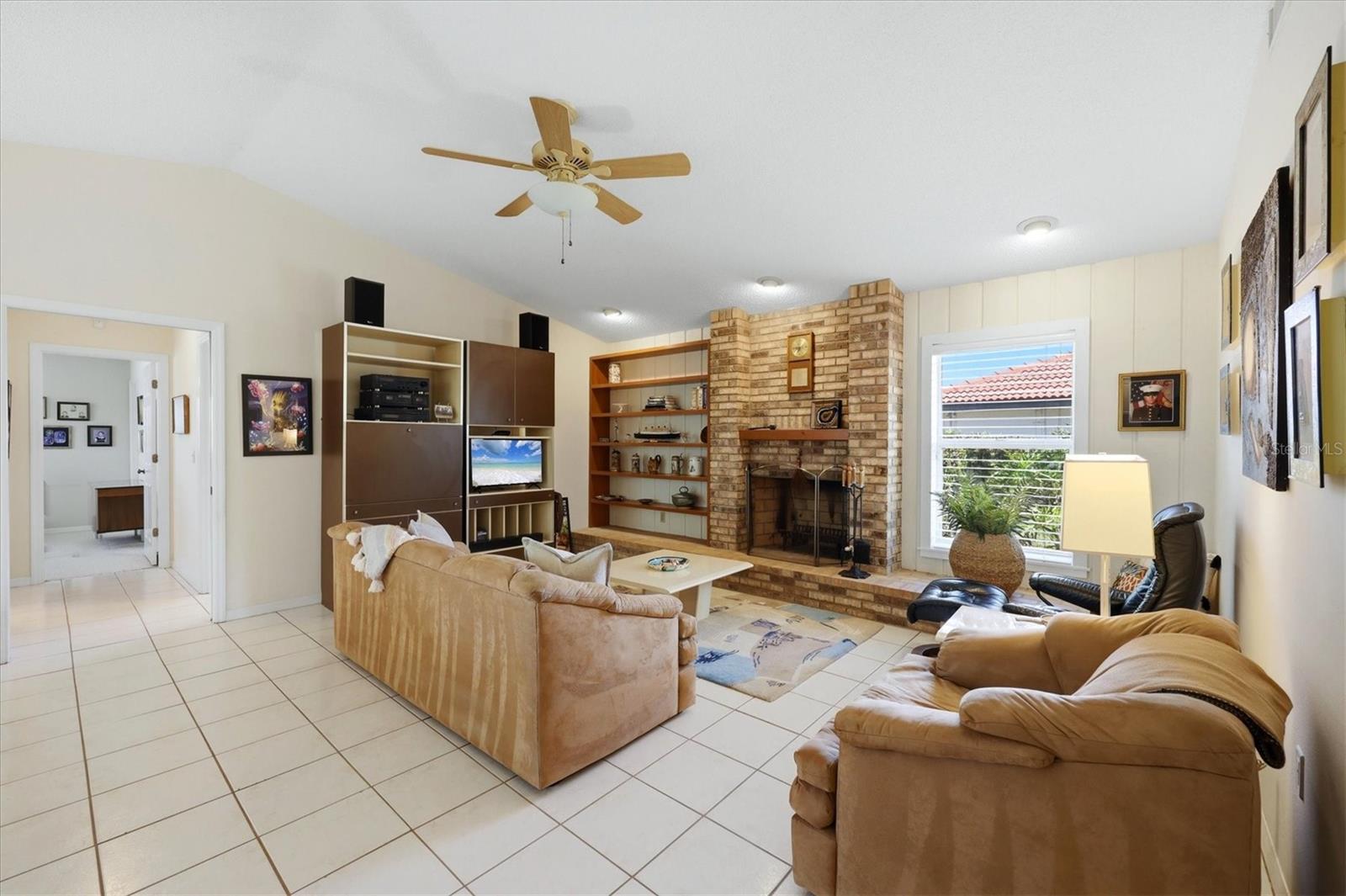 COUNTRY LAKES - Residential