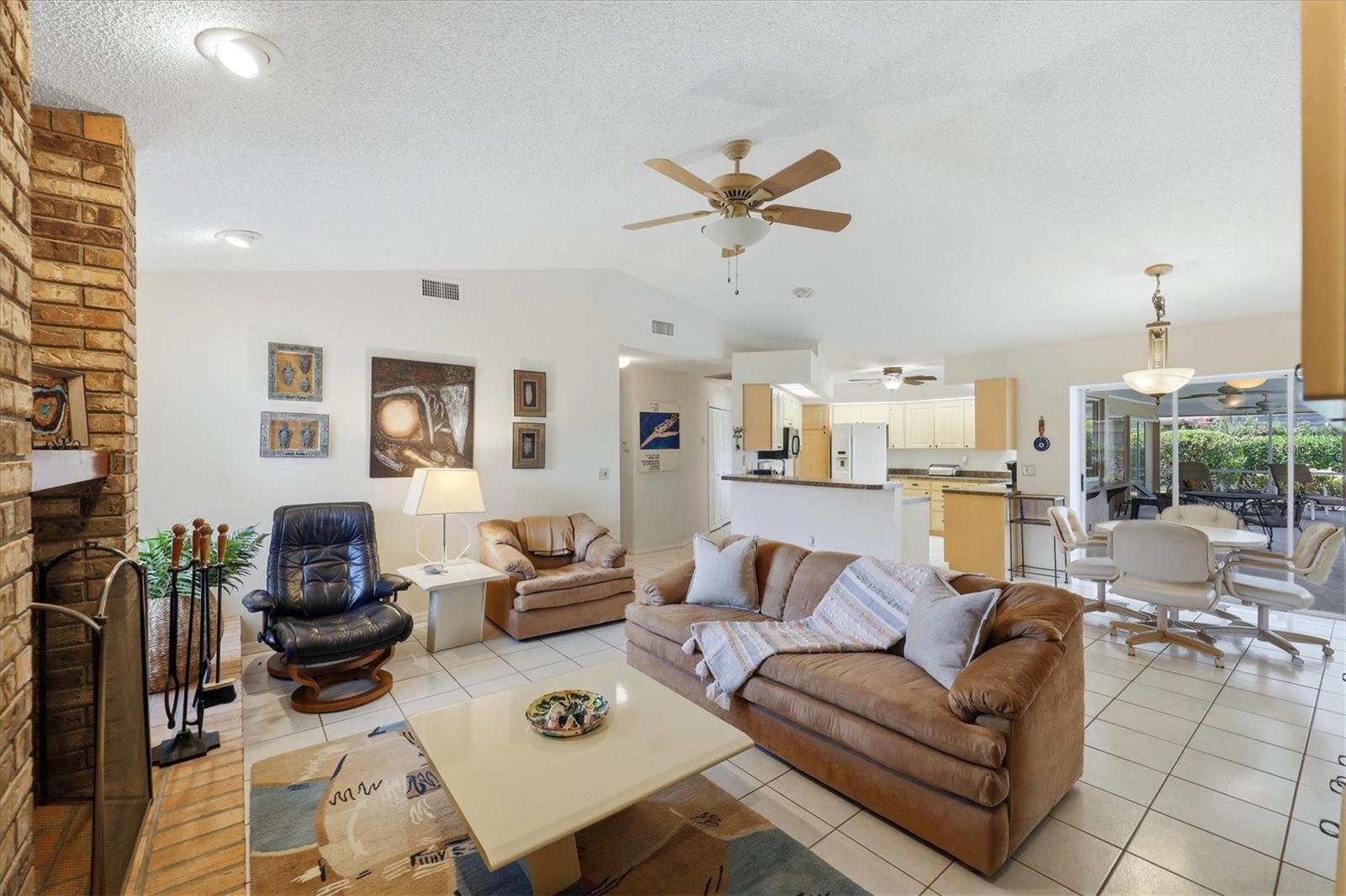 COUNTRY LAKES - Residential