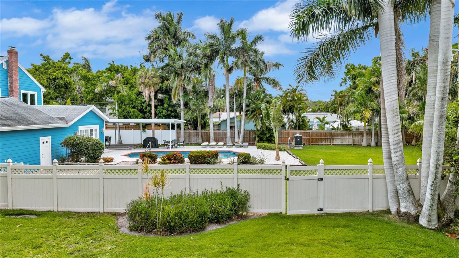 RIVERSIDE COURT - Residential
