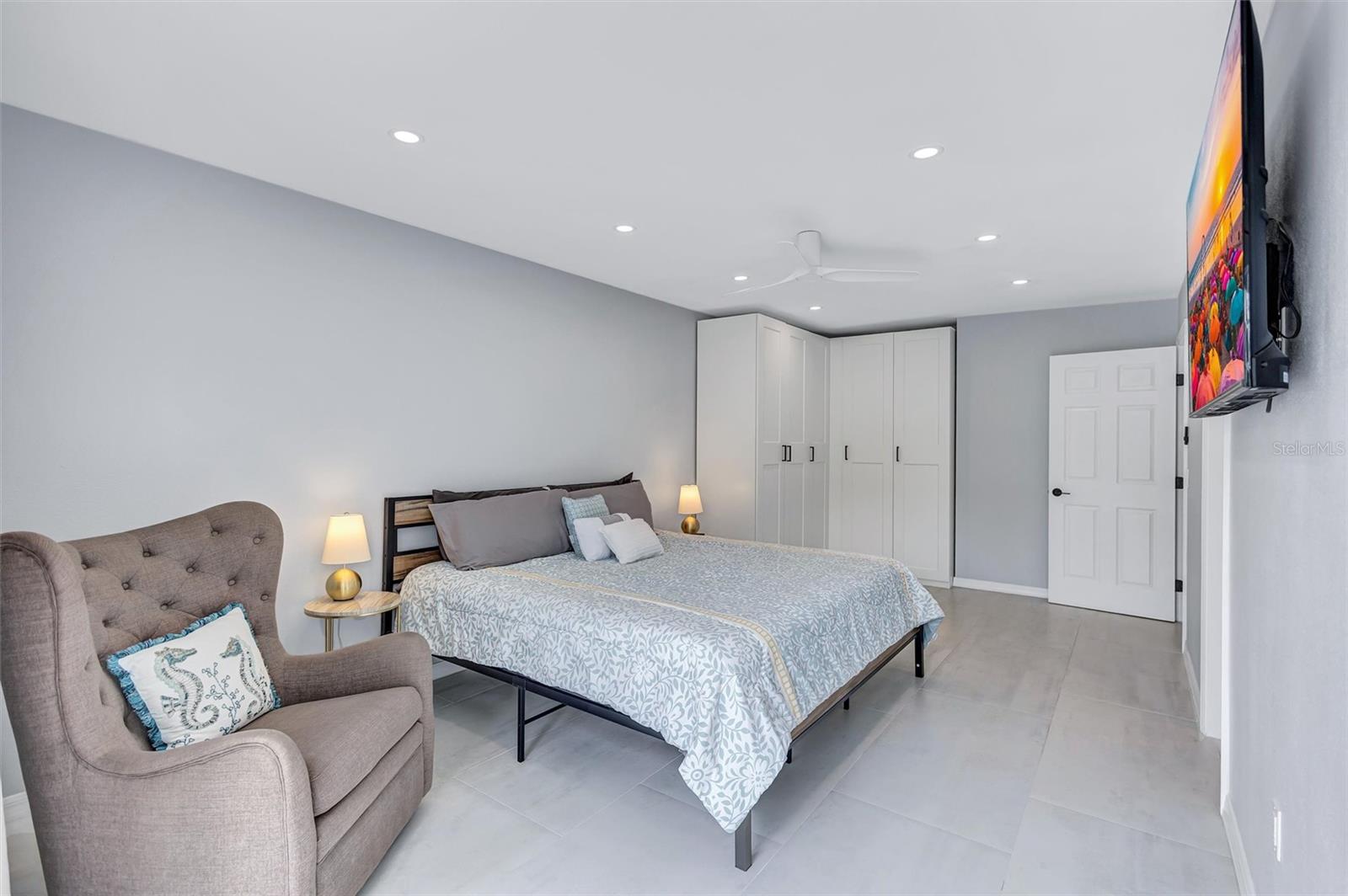 RIVERSIDE COURT - Residential