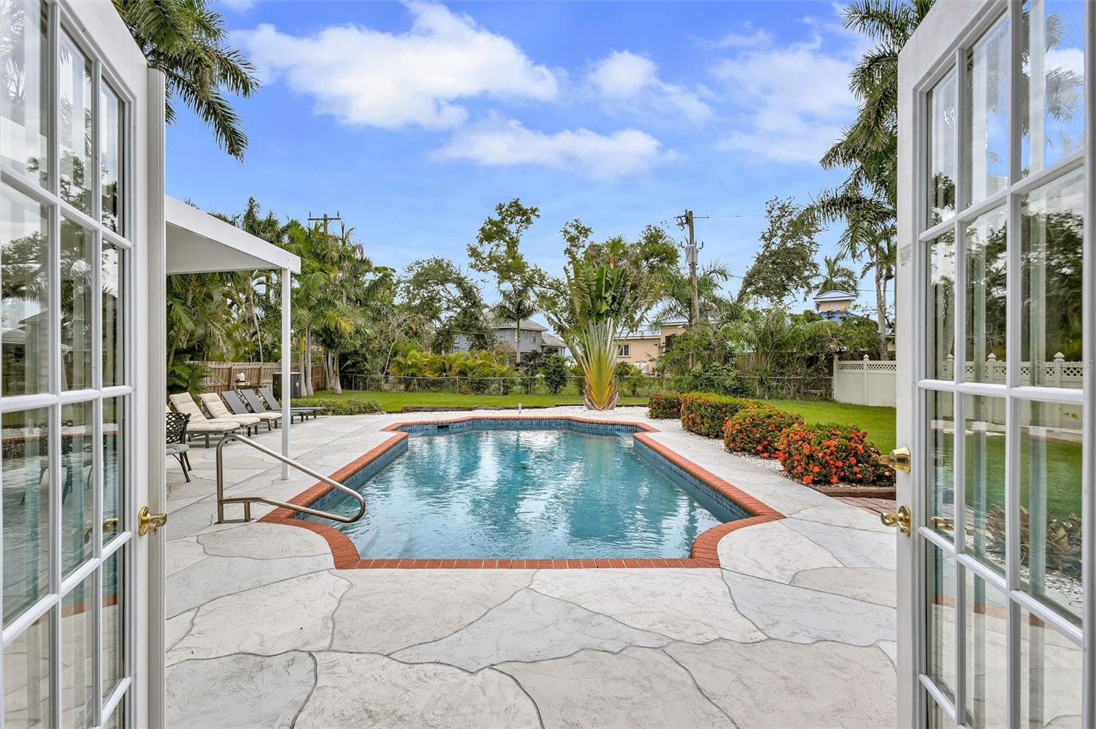 RIVERSIDE COURT - Residential