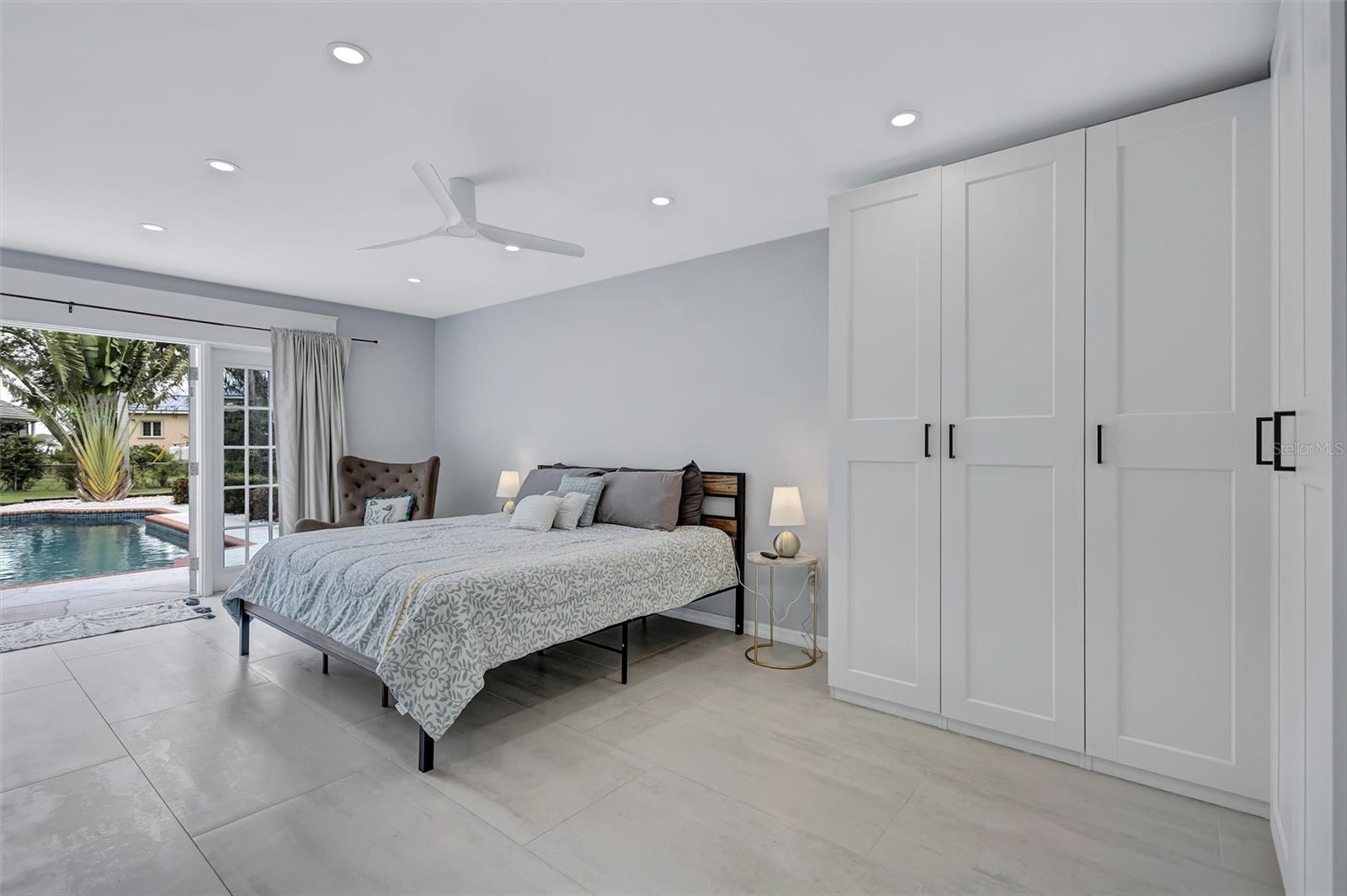 RIVERSIDE COURT - Residential