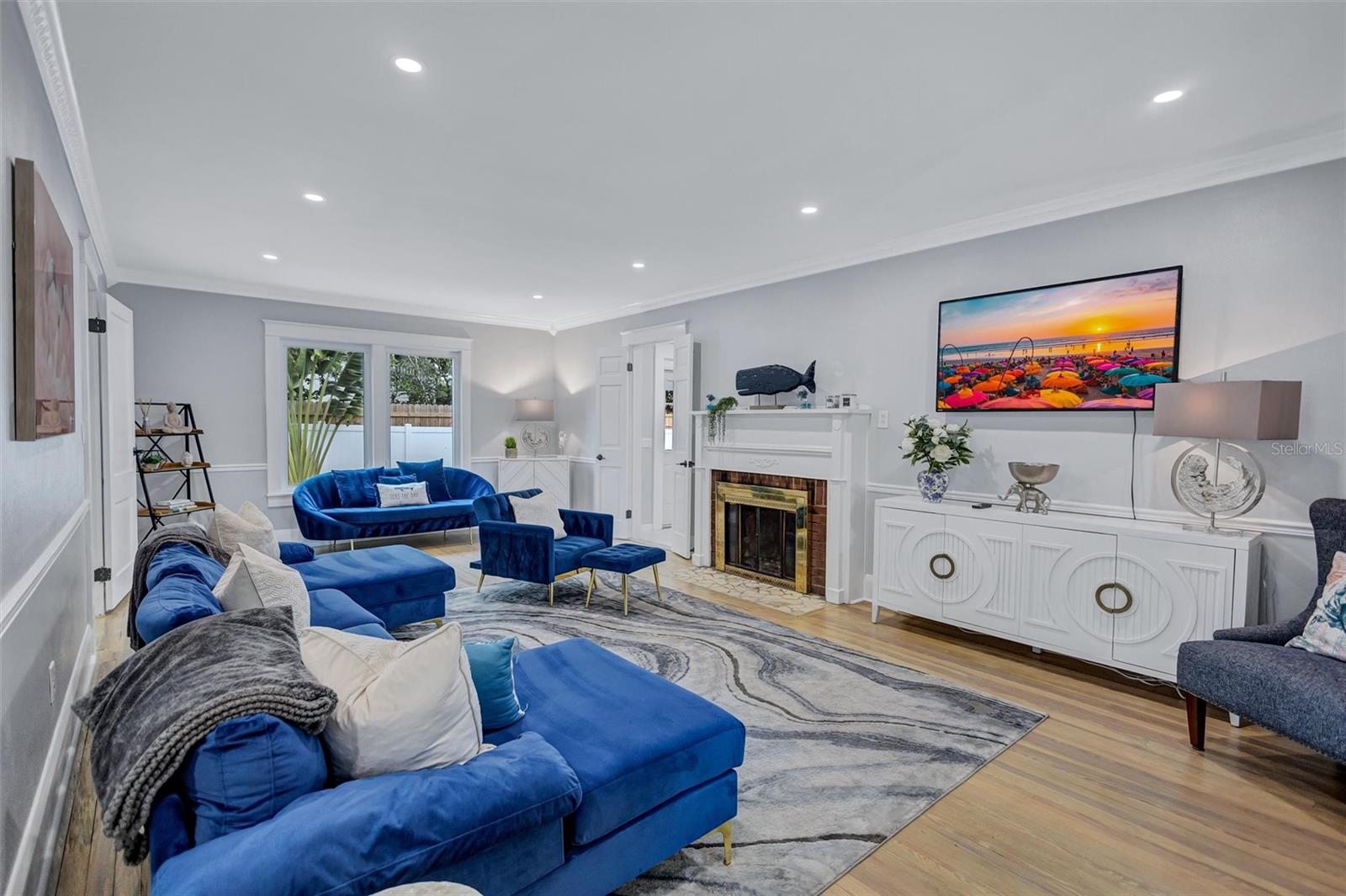 RIVERSIDE COURT - Residential