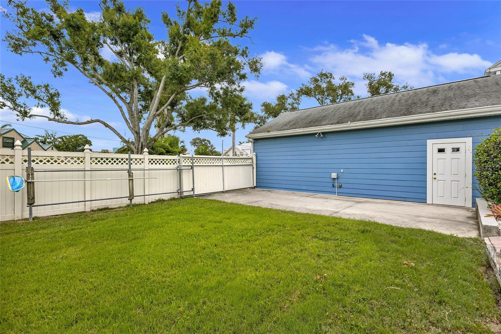RIVERSIDE COURT - Residential