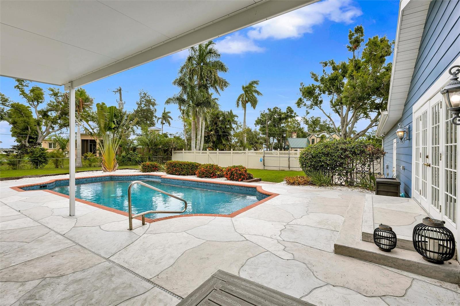 RIVERSIDE COURT - Residential