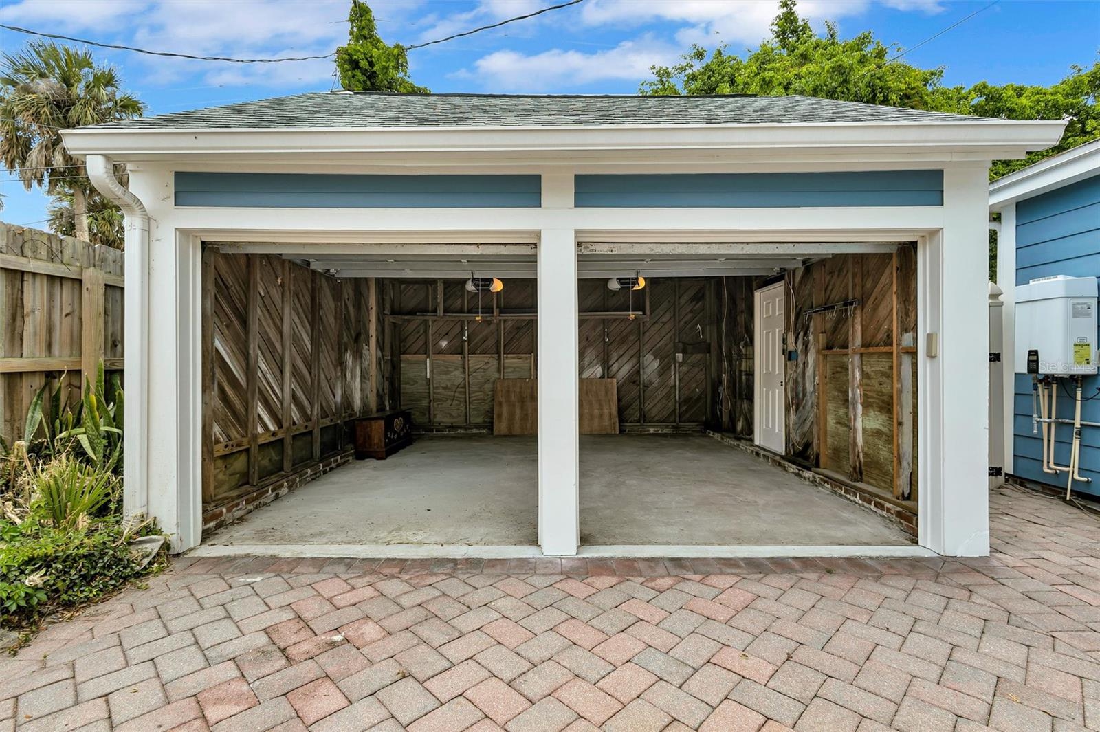 RIVERSIDE COURT - Residential