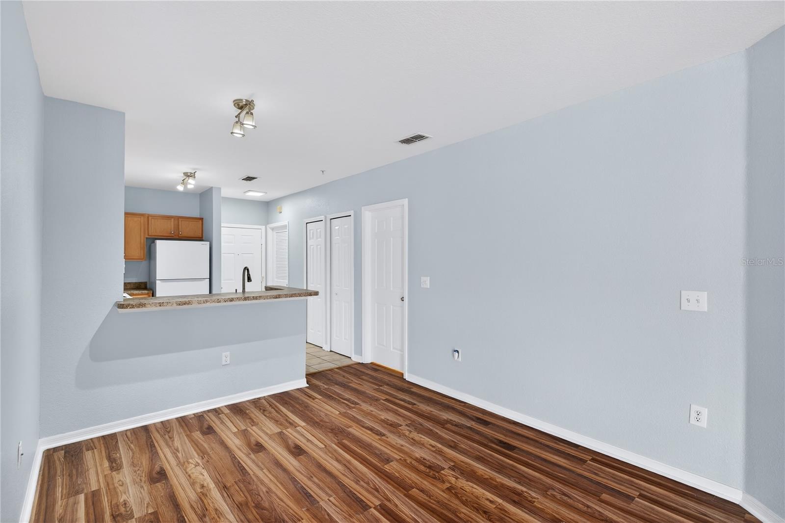 REGISTRY/MICHIGAN PARK CONDO - Residential Lease