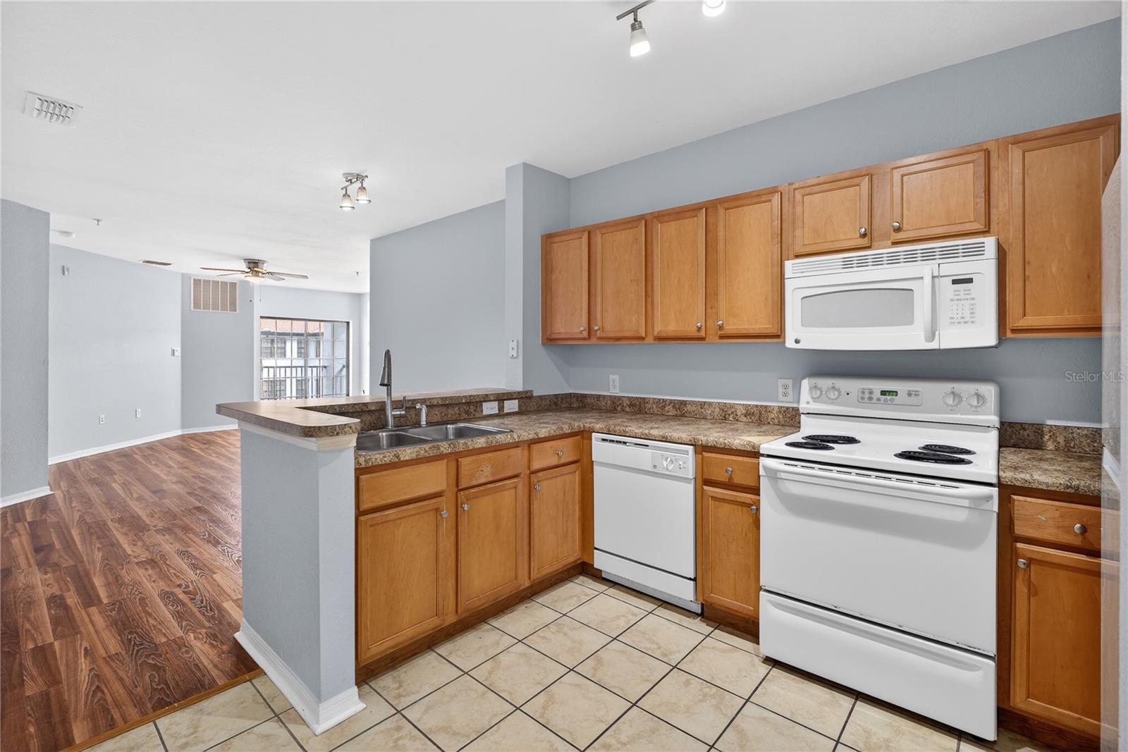 REGISTRY/MICHIGAN PARK CONDO - Residential Lease