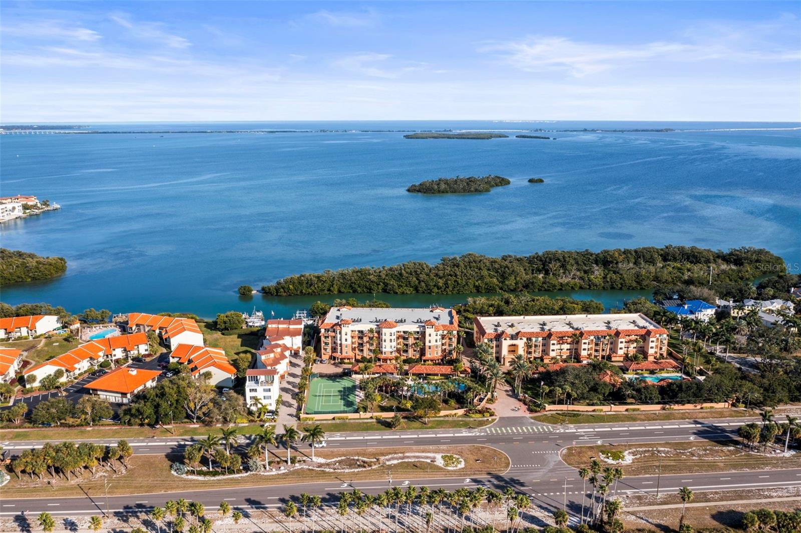 HIDDEN LAGOON AT ARROWHEAD POINT - Residential