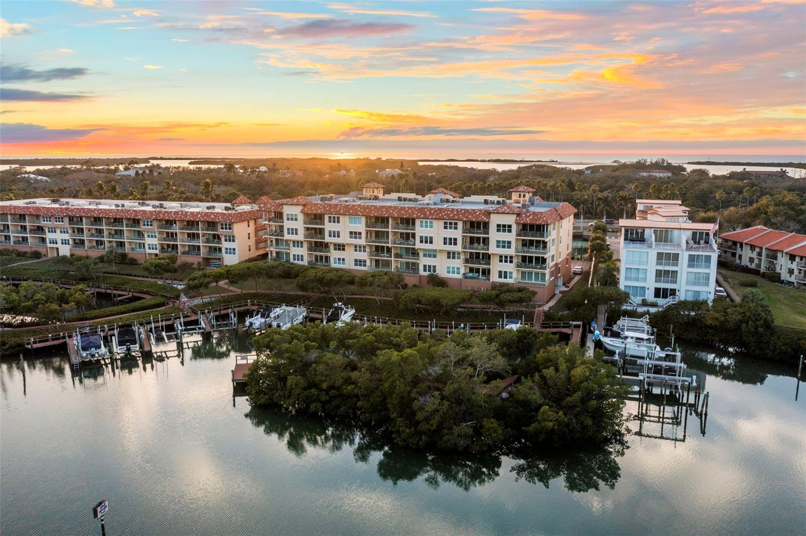 HIDDEN LAGOON AT ARROWHEAD POINT - Residential